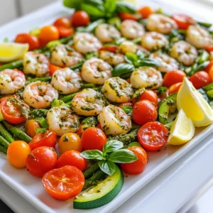 Für dieses Rezept benötigt man: - 450 g große Garnelen, geschält und entdarmt - 300 g Kirschtomaten, halbiert - 1 mittelgroße Zucchini, in halbe Monde geschnitten - 1 Paprika (jeder Farbe), gewürfelt - 150 g Spargel, in 5 cm lange Stücke geschnitten - 60 ml Pesto (gekauft oder selbstgemacht) Die Garnelen sind der Star des Gerichts. Sie bringen eine zarte Textur und einen feinen Geschmack. Die Kirschtomaten machen das Gericht frisch und saftig. Zucchini und Paprika geben bunte Farben. Der Spargel sorgt für einen knackigen Biss. Pesto verbindet alles mit einem tollen Aroma. Man kann das Gemüse nach Lust und Laune ändern. Du kannst Brokkoli, Karotten oder Paprika verwenden. Diese sind leicht zu finden und passen gut zu Garnelen. Wenn du etwas Würze magst, probiere scharfe Paprika oder Zwiebeln. Das macht das Gericht noch interessanter. Für den vollen Geschmack nutzen wir: - 30 ml Olivenöl - 2 Knoblauchzehen, fein gehackt - Salz und Pfeffer nach Geschmack Das Olivenöl sorgt für eine schöne Bräunung. Der Knoblauch gibt ein tolles Aroma. Salz und Pfeffer heben die Aromen hervor. Du kannst auch andere Kräuter wie Oregano oder Thymian hinzufügen, wenn du magst. Zuerst heize deinen Ofen auf 200°C vor. Nimm ein großes Backblech und lege es mit Backpapier aus. Das macht die Reinigung später viel einfacher. Jetzt kommt der spaßige Teil. In einer großen Rührschüssel vermengst du die großen Garnelen, halbierten Kirschtomaten, Zucchini-Monde, gewürfelte Paprika und Spargelstücke. Gieße das Olivenöl und das Pesto über die Mischung. Füge die fein gehackten Knoblauchzehen hinzu. Würze alles mit Salz und Pfeffer nach deinem Geschmack. Mische die Zutaten gut durch, bis alles gleichmäßig bedeckt ist. Verteile die Mischung gleichmäßig auf dem Backblech. Achte darauf, dass die Garnelen und das Gemüse in einer einzigen Schicht liegen. So garen sie gleichmäßig. Schiebe das Blech in den vorgeheizten Ofen. Backe alles für 12 bis 15 Minuten. Die Garnelen sollten rosa und undurchsichtig sein. Das Gemüse wird zart. Nach dem Backen nimm das Blech heraus und lass es eine Minute abkühlen. Garniere die Speise mit frischen Basilikumblättern. Serviere die Zitronenschnitze daneben für einen extra Frischekick. Um perfekte Garnelen zu machen, achte auf die Größe. Verwende große Garnelen, die du leicht schälen und entdarmen kannst. So bleibt der Geschmack gut. Marinieren sie die Garnelen in Pesto und etwas Olivenöl. So wird ihr Geschmack noch besser. Du kannst sie auch vor dem Kochen kurz anbraten. Das macht sie saftiger und leckerer. Achte darauf, sie nicht zu lange zu garen. Garnelen sind fertig, wenn sie rosa und undurchsichtig sind. Gemüse macht das Gericht bunt und gesund. Du kannst verschiedene Sorten nutzen. Kirschtomaten, Zucchini und Paprika sind toll. Aber auch Brokkoli, Karotten oder grüne Bohnen passen gut. Achte darauf, dass das Gemüse gleich groß geschnitten ist. So garen sie gleichmäßig. Experimentiere mit saisonalem Gemüse. Das bringt neue Aromen und Farben in dein Gericht. Selbstgemachtes Pesto ist einfach und frisch. Du brauchst nur einige Zutaten. Nimm frisches Basilikum, Pinienkerne, Parmesan, Knoblauch und Olivenöl. Mixe alles in einem Mixer oder mit einem Stabmixer. So entsteht ein cremiges Pesto. Du kannst die Zutaten nach Geschmack anpassen. Probiere auch Rucola oder Spinat für eine andere Note. Selbstgemachtes Pesto ist immer besser als gekauftes. Es schmeckt frischer und ist ohne Zusatzstoffe. {{image_4}} Für eine mediterrane Note können wir etwas Feta-Käse hinzufügen. Feta passt perfekt zu Garnelen und Gemüse. Verwende auch schwarze Oliven für mehr Geschmack. Diese Zutaten bringen einen salzigen, herzhaften Geschmack in das Gericht. Du kannst auch frische Kräuter wie Oregano oder Thymian nutzen. Sie geben dir das Gefühl von Sonne und Meer. Um eine asiatische Fusion zu schaffen, ersetze das Pesto durch Sojasauce und Ingwer. Füge auch etwas Sesamöl hinzu. Du kannst Brokkoli und Karotten als Gemüse verwenden. Streue gerösteten Sesam über das fertige Gericht. Das ergibt einen tollen Crunch und Geschmack. Diese Variante bringt eine ganz neue Dimension in dein Rezept. Für eine vegane Alternative lass die Garnelen einfach weg. Stattdessen kannst du Tofu verwenden. Mariniere den Tofu in Pesto oder Sojasauce. Verwende das gleiche Gemüse, aber füge auch Champignons hinzu. Sie geben ein tolles Aroma. Diese Wahl ist nicht nur gesund, sondern auch sehr sättigend. Lagern Sie die Pesto-Garnelen und das Gemüse in einem luftdichten Behälter. So bleibt die Frische erhalten. Diese Speise hält sich bis zu drei Tage im Kühlschrank. Stellen Sie sicher, dass die Mischung gut abgekühlt ist, bevor Sie sie einlagern. Falls Sie Reste haben, können Sie diese einfrieren. Nutzen Sie einen gefrierfesten Behälter oder einen Beutel. Achten Sie darauf, die Luft gut herauszudrücken. So frieren die Garnelen und das Gemüse am besten ein. Diese Reste können bis zu drei Monate im Gefrierfach bleiben. Zum Aufwärmen nehmen Sie die Reste aus dem Kühlschrank oder Gefrierfach. Wenn gefroren, lassen Sie die Mischung zuerst im Kühlschrank auftauen. Erwärmen Sie sie dann in einer Pfanne oder Mikrowelle. Sie können etwas Olivenöl hinzugeben, um die Konsistenz zu verbessern. Achten Sie darauf, die Speise gründlich zu erhitzen, bis sie dampfend heiß ist. Die Zubereitung dauert nur 10 Minuten. Das Garen im Ofen braucht 12 bis 15 Minuten. Insgesamt sind es also 25 Minuten, bis Ihr Gericht fertig ist. So einfach und schnell können Sie ein köstliches Essen zaubern! Ja, frisches Pesto ist eine tolle Wahl! Es hat oft einen intensiveren Geschmack. Sie können auch Pesto selbst machen, wenn Sie möchten. Frisch zubereitetes Pesto bringt noch mehr Aroma in das Gericht. Zu Pesto-Garnelen passen viele Beilagen gut. Ein frischer Salat ergänzt die Aromen. Auch Reis oder Pasta sind hervorragend. Sie können auch knuspriges Brot dazu reichen, um die leckere Sauce aufzutunken. In diesem Blogpost haben wir die besten Zutaten für Pesto-Garnelen besprochen. Du hast gelernt, wie du die Hauptzutaten wählst und das Gemüse variierst. Die Schritt-für-Schritt-Anleitung zeigt dir, wie du alles zubereitest. Unsere Tipps helfen dir, perfekte Garnelen zu kochen und kreativen Spielraum bei Gemüse und Pesto zu nutzen. Wir haben auch verschiedene Varianten und Lagerungshinweise behandelt. Nutze dieses Wissen, um ein leckeres Gericht zu zaubern. Viel Spaß beim Kochen!