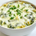 Für den perfekten Slow Cooker Creamy Spinach Artichoke Dip brauchen wir einige Hauptzutaten. Hier sind sie: - 1 (280 g) Packung tiefgefrorenem, gehacktem Spinat, aufgetaut und abgetropft - 1 (400 g) Dose Artischockenherzen, abgetropft und klein gehackt - 240 g Frischkäse, weich - 120 g Sauerrahm - 120 g Mayonnaise - 100 g geriebener Mozzarella-Käse - 50 g geriebener Parmesan-Käse - 2 Knoblauchzehen, fein gehackt - 1 Teelöffel Zwiebelpulver - 1/2 Teelöffel rote Pfefferflocken (optional, für Schärfe) - Salz und Pfeffer nach Geschmack - Frische Petersilie oder Koriander, gehackt (zur Garnierung) Diese Zutaten ergeben einen cremigen, köstlichen Dip, der perfekt für jede Party ist. Frische Kräuter und Gewürze geben dem Dip das gewisse Etwas. Hier sind einige Optionen: - Frische Petersilie: Sie bringt eine frische Note. - Koriander: Ideal für einen besonderen Geschmack. - Schnittlauch: Gibt dem Dip einen milden Zwiebelgeschmack. - Dill: Passt gut zu Artischocken und Spinat. Fühlen Sie sich frei, mit diesen Kräutern zu experimentieren. So wird Ihr Dip einzigartig. Wählen Sie frische und gefrorene Zutaten sorgfältig aus. Hier sind einige Tipps: - Spinat: Verwenden Sie frischen Spinat, wenn möglich. Achten Sie darauf, dass er knackig und grün ist. Gefrorener Spinat ist eine gute Alternative. Lassen Sie ihn gut auftauen und drücken Sie überschüssige Feuchtigkeit aus. - Artischocken: Frische Artischocken sind lecker, aber Dosen sind praktisch. Achten Sie darauf, dass sie gut abgetropft sind. - Käse: Verwenden Sie frische Käsesorten. Der Geschmack ist besser und der Dip wird cremiger. Diese Tipps helfen Ihnen, die besten Zutaten für Ihren Dip auszuwählen. So wird er garantiert ein Hit! Zu Beginn drückst du den aufgetauten Spinat aus. So entfernst du die überschüssige Feuchtigkeit. Dies ist wichtig, um einen wässrigen Dip zu vermeiden. Dann nimmst du eine große Schüssel. Gib den weichen Frischkäse, den Sauerrahm und die Mayonnaise hinein. Rühre sie gut um, bis die Mischung cremig ist. Jetzt füge die gehackten Artischocken und den abgetropften Spinat hinzu. Mische auch den geriebenen Mozzarella und den Parmesan hinein. Dann kommen die fein gehackten Knoblauchzehen, das Zwiebelpulver und die roten Pfefferflocken. Rühre alles gut zusammen, bis alles gleichmäßig verteilt ist. Übertrage die Mischung in deinen Slow Cooker. Stelle ihn auf niedrige Hitze. Decke ihn ab und lasse den Dip 2-3 Stunden kochen. Rühre gelegentlich um. Der Dip ist fertig, wenn er heiß und sprudelnd ist. Am Ende kannst du die WÜRZUNG nach deinem Geschmack anpassen. Garnieren kannst du den Dip mit frisch gehackter Petersilie oder Koriander. Eine häufige Falle ist, den Spinat nicht gut zu entwässern. Wenn du den Spinat nicht gründlich ausdrückst, wird dein Dip wässrig. Achte darauf, den Spinat richtig auszudrücken, um die beste Konsistenz zu erhalten. Ein weiterer Fehler ist, die Mischung nicht genug zu rühren. Wenn du die Zutaten nicht gut vermischst, schmecken sie nicht gleichmäßig. Mische alles gut, bevor du es in den Slow Cooker gibst. Um den Dip cremiger zu machen, kannst du mehr Frischkäse oder Sauerrahm hinzufügen. Diese Zutaten verleihen dem Dip eine reichhaltigere Textur. Du kannst auch etwas mehr Mayonnaise für zusätzliche Cremigkeit verwenden. Wenn du möchtest, probiere es mit einer kleinen Menge geriebenem Käse, um den Geschmack zu verbessern und die Konsistenz zu verändern. Achte darauf, alles gut zu kombinieren, damit der Dip gleichmäßig cremig bleibt. Die richtige Würze macht den Unterschied. Beginne mit Salz und Pfeffer, um die Aromen zu betonen. Füge auch Zwiebelpulver und die roten Pfefferflocken hinzu, wenn du eine leichte Schärfe magst. Du kannst auch frische Kräuter wie Petersilie oder Koriander hinzufügen, um zusätzliche Frische zu bringen. Probiere den Dip vor dem Servieren und passe die Gewürze nach deinem Geschmack an. {{image_4}} Um den Dip noch schmackhafter zu machen, kannst du verschiedene Zutaten hinzufügen. Hier sind einige Ideen: - Gekochter Schinken oder Speck: Füge kleine Stücke hinzu für einen herzhaften Geschmack. - Geröstete Paprika: Diese geben dem Dip eine süße, rauchige Note. - Käse: Experimentiere mit anderen Käsesorten, wie Cheddar oder Gouda, für zusätzlichen Geschmack. - Nüsse: Gehackte Walnüsse oder Mandeln sorgen für einen tollen Crunch. Diese Zutaten bringen mehr Tiefe in den Dip und machen ihn einzigartig. Wenn du eine vegane Option suchst, gibt es einfache Anpassungen. Tausche den Frischkäse gegen veganen Frischkäse. Verwende auch pflanzliche Sauerrahm- und Mayonnaise-Alternativen. Achte darauf, dass die Artischocken und der Spinat ebenfalls vegan sind. Ein paar Löffel Cashew-Creme können dem Dip eine extra cremige Konsistenz geben. So kannst du den Dip genießen, ohne auf den Geschmack zu verzichten. Möchtest du es scharf? Hier sind ein paar Ideen: - Jalapeños: Füge gehackte, eingelegte Jalapeños hinzu. Sie geben einen tollen Kick. - Chili-Pulver oder -Flocken: Erhöhe die Menge für mehr Schärfe. - Sriracha oder scharfe Soße: Ein Spritzer davon kann den Dip aufpeppen. Experimentiere mit der Schärfe, um den perfekten Geschmack für deine Gäste zu finden. Um Ihren Slow Cooker Cremigen Spinat-Artischocken-Dip frisch zu halten, lassen Sie ihn zuerst abkühlen. Gießen Sie den Dip dann in einen luftdichten Behälter. Stellen Sie sicher, dass der Behälter gut verschlossen ist. So bleibt der Dip bis zu einer Woche im Kühlschrank haltbar. Wenn Sie den Dip frisch halten möchten, können Sie ihn auch in Portionen aufteilen. Das erleichtert das Servieren und Verhindert, dass der gesamte Dip verdirbt. Um den Dip wieder aufzuwärmen, gibt es mehrere Möglichkeiten. Sie können ihn in der Mikrowelle aufwärmen. Stellen Sie die Mikrowelle auf mittlere Hitze. Erwärmen Sie den Dip in 30-Sekunden-Intervallen und rühren Sie ihn zwischendurch um. Alternativ können Sie den Dip auch in einen Topf geben und bei niedriger Hitze auf dem Herd erwärmen. Rühren Sie ihn häufig, damit er gleichmäßig warm wird. So bleibt die cremige Textur erhalten. Im Kühlschrank hält der Dip bis zu sieben Tage. Wenn Sie den Dip länger aufbewahren möchten, können Sie ihn einfrieren. Füllen Sie den Dip in einen gefrierfesten Behälter und lassen Sie etwas Platz für die Ausdehnung. So bleibt der Dip bis zu drei Monate frisch. Wenn Sie ihn verwenden möchten, tauen Sie ihn im Kühlschrank auf und wärmen Sie ihn dann wie oben beschrieben auf. Wenn Sie keinen Frischkäse haben, probieren Sie Hüttenkäse oder veganen Frischkäse. Diese Alternativen bieten eine ähnliche Cremigkeit. Sie können auch griechischen Joghurt verwenden. Er gibt dem Dip eine tolle Textur und ist etwas gesünder. Die Zubereitung im Slow Cooker dauert etwa 2 bis 3 Stunden. Stellen Sie ihn auf niedrige Hitze. Rühren Sie gelegentlich, damit der Dip gleichmäßig warm wird. Achten Sie darauf, dass der Dip am Ende heiß und sprudelnd ist. Servieren Sie den Dip warm mit verschiedenen Snacks. Pita-Chips, Tortilla-Chips und frische Gemüsesticks passen perfekt. Auch aufgeschnittenes Baguette ist eine gute Wahl. Diese Optionen machen das Dippen einfach und lecker! In diesem Artikel haben wir die Zutaten für einen großartigen Dip besprochen. Du hast gelernt, wie man frische Kräuter auswählt und Tipps zur Zubereitung erhält. Wir haben die Schritt-für-Schritt-Anleitung für die Zubereitung im Slow Cooker behandelt. Außerdem hast du Tricks für cremigere Dips und Variationen entdeckt. Achte darauf, die Lagerungshinweise zu befolgen für den besten Genuss. Mit diesen Tipps bist du bestens gerüstet, um köstliche Dips zu kreieren. Jetzt bist du bereit, deine Gäste zu beeindrucken!