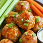 Für die Buffalo-Türkei-Fleischbällchen brauchst du: - 450 g mageres Putenhackfleisch - 125 g Semmelbrösel (bevorzugt Vollkorn) - 60 g fein gehackte Frühlingszwiebeln - 30 g geriebener Parmesan - 1 großes Ei - 60 ml Buffalo-Sauce (plus mehr zum Tossen) - 1 Teelöffel Knoblauchpulver - 1 Teelöffel Zwiebelpulver - 1/2 Teelöffel geräuchertes Paprikapulver - Salz und Pfeffer nach Geschmack Diese Mengen ergeben etwa 20 saftige Fleischbällchen. Das Putenhackfleisch ist die Hauptzutat. Die Semmelbrösel sorgen für die richtige Konsistenz. Die Frühlingszwiebeln und der Parmesan geben den Bällchen Geschmack. Das Ei bindet alles zusammen. Gewürze wie Knoblauchpulver und Zwiebelpulver bringen die nötige Würze. Achte auf frisches Putenhackfleisch. Es sollte eine hellrosa Farbe haben und gut riechen. Vollkornsemmelbrösel sind gesünder und haben mehr Geschmack. Wähle frische Frühlingszwiebeln; sie sollten knackig und grün sein. Verwende echten Parmesan, um den besten Geschmack zu erzielen. Bei der Buffalo-Sauce kannst du deine Lieblingsmarke wählen, um den gewünschten Schärfegrad zu erreichen. Nehmen Sie eine große Schüssel. Geben Sie das Putenhackfleisch hinein. Fügen Sie die Semmelbrösel, Frühlingszwiebeln, Parmesan und das Ei hinzu. Gießen Sie die Buffalo-Sauce dazu. Streuen Sie das Knoblauchpulver, Zwiebelpulver und geräuchertes Paprikapulver hinein. Jetzt kommt der wichtige Teil: Mischen Sie alles gut. Verwenden Sie Ihre Hände, um die Mischung gleichmäßig zu verteilen. Achten Sie darauf, keine Klumpen zu lassen. Dies gibt den Fleischbällchen einen tollen Geschmack. Heizen Sie Ihre Heißluftfritteuse auf 200 °C vor. Lassen Sie sie etwa 5 Minuten laufen. Dies ist wichtig! Durch das Vorheizen wird die Hitze gleichmäßig verteilt. So garen die Fleischbällchen schön gleichmäßig. Jetzt formen Sie die Mischung zu kleinen Bällchen. Die Bällchen sollten etwa 2,5 bis 3,5 cm groß sein. Sie sollten insgesamt etwa 20 Fleischbällchen erhalten. Legen Sie die Fleischbällchen in den Korb der Heißluftfritteuse. Achten Sie darauf, dass sie nicht zu dicht liegen. Wenn nötig, garen Sie in mehreren Durchgängen. Frittieren Sie die Bällchen 10-12 Minuten lang, bis sie goldbraun sind. Schütteln Sie den Korb zur Hälfte der Garzeit. So werden die Bällchen gleichmäßig braun. Wenn sie fertig sind, können Sie sie in mehr Buffalo-Sauce wälzen. Servieren Sie sie heiß mit Frühlingszwiebeln und Gemüse. Die perfekte Garzeit für deine Buffalo-Türkei-Fleischbällchen liegt bei 10 bis 12 Minuten. Bei 200 °C (400 °F) frittierst du sie, bis sie goldbraun sind. Es ist wichtig, den Korb zur Hälfte der Garzeit zu schütteln. Das sorgt für eine gleichmäßige Bräunung. Verwende ein Fleischthermometer, um sicherzustellen, dass die Innentemperatur mindestens 75 °C beträgt. Ein häufiges Problem ist, die Fleischbällchen zu dicht nebeneinander zu legen. Das führt zu ungleichmäßiger Garung. Achte darauf, sie in einer einzigen Schicht zu legen. Ein weiterer Fehler ist, die Mischung nicht gut genug zu mischen. Jedes Stück sollte gleichmäßig gewürzt sein. Vermeide auch, die Fleischbällchen zu lange zu garen, sonst trocknen sie aus. Um den Geschmack zu verbessern, kannst du frische Kräuter wie Petersilie oder Schnittlauch hinzufügen. Diese Kräuter bringen Frische in die Mischung. Für eine bessere Textur kannst du auch Haferflocken statt Semmelbröseln verwenden. Sie geben den Bällchen mehr Biss. Ein weiterer Tipp ist, die Fleischbällchen nach dem Garen in zusätzlicher Buffalo-Sauce zu wälzen. So wird der Geschmack noch intensiver. {{image_4}} Buffalo-Sauce kann mehr als nur scharf sein. Sie können verschiedene Gewürze hinzufügen. Zum Beispiel, probieren Sie etwas Honig für Süße. Auch Essig gibt der Sauce einen tollen Kick. Viele Menschen mögen auch Chipotle für eine rauchige Note. Experimentieren Sie mit verschiedenen Schärfegraden. So finden Sie die perfekte Mischung für Ihren Geschmack. Wenn Sie kein Putenhackfleisch mögen, haben Sie viele Optionen. Rinderhackfleisch funktioniert gut und gibt einen kräftigen Geschmack. Auch Hähnchenfleisch ist eine gute Wahl. Für eine gesündere Variante können Sie auch mageres Schweinehack verwenden. Denken Sie daran, die Garzeit an das verwendete Fleisch anzupassen. So bleiben die Fleischbällchen saftig und lecker. Für eine vegetarische oder vegane Option können Sie pflanzliche Produkte verwenden. Soja- oder Linsenhack sind tolle Alternativen. Sie können auch Kichererbsen oder schwarze Bohnen pürieren. Fügen Sie die gleichen Gewürze und die Buffalo-Sauce hinzu. Das Ergebnis sind köstliche, fleischlose Bällchen. Diese Optionen sind nicht nur gesund, sondern auch sehr schmackhaft. Wenn du Reste von den Buffalo-Türkei-Fleischbällchen hast, bewahre sie gut auf. Lass die Fleischbällchen zuerst abkühlen. Dann lege sie in einen luftdichten Behälter. Im Kühlschrank halten sie sich bis zu drei Tage. Achte darauf, dass die Luft draußen bleibt, um die Frische zu bewahren. Du kannst die Fleischbällchen auch einfrieren. Das ist super, wenn du sie für später aufbewahren willst. Lege die abgekühlten Bällchen auf ein Backblech. Friere sie 1-2 Stunden ein, bis sie fest sind. Dann packe sie in einen Behälter oder einen Gefrierbeutel. So halten sie sich bis zu drei Monate. Vergiss nicht, das Datum draufzuschreiben! Um die gefrorenen Fleischbällchen wieder aufzuwärmen, kannst du die Heißluftfritteuse nutzen. Stelle die Temperatur auf 180 °C (350 °F) ein und gare sie für 8-10 Minuten. Alternativ kannst du sie im Ofen bei 180 °C (350 °F) für 15-20 Minuten erwärmen. Achte darauf, dass sie durchgehend heiß sind. Wenn du magst, kannst du sie auch in einer Pfanne bei mittlerer Hitze erwärmen. So bleiben sie saftig und lecker. Die Garzeit für die Fleischbällchen beträgt 10 bis 12 Minuten. Bei 200 °C (400 °F) in der Heißluftfritteuse werden sie goldbraun und durchgegart. Ich empfehle, den Korb zur Hälfte der Zeit zu schütteln. So bräunen die Bällchen gleichmäßig. Ja, du kannst die Fleischbällchen auch im Ofen machen. Heize den Ofen auf 200 °C vor. Lege die Fleischbällchen auf ein Backblech. Backe sie etwa 15 bis 20 Minuten. Achte darauf, sie regelmäßig zu wenden, damit sie gleichmäßig garen und schön knusprig werden. Zu den Buffalo-Türkei-Fleischbällchen passen viele Beilagen. Selleriesticks und Karotten sind klassisch. Du kannst auch Ranch-Dressing oder Blauschimmelkäse-Dressing zum Dippen anbieten. Eine frische Salatbeilage macht das Gericht leicht und gesund. Probiere auch Tortilla-Chips oder einen leichten Couscous-Salat. In diesem Artikel haben wir die wichtigen Zutaten für Fleischbällchen besprochen. Ich habe eine Schritt-für-Schritt-Anleitung gegeben, um das Gericht in der Heißluftfritteuse zuzubereiten. Tipps und Tricks helfen, Fehler zu vermeiden und den Geschmack zu verbessern. Variationen zeigen Möglichkeiten, das Gericht nach deinem Geschmack anzupassen. Zum Schluss habe ich nützliche Lagerinformationen sowie häufige Fragen geklärt. Mit diesen Tipps kannst du leckere Fleischbällchen einfach selbst machen. Viel Spaß beim Kochen!