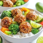 Um die perfekten Fleischbällchen zu machen, brauchen wir: - 450 g gemahlenes Huhn oder Truthahn - 30 g Semmelbrösel - 30 g Frühlingszwiebeln, fein gehackt - 1 Ei, geschlagen - 2 Knoblauchzehen, gehackt - 1 Esslöffel Ingwer, gerieben - 60 ml Sojasauce (mit geringem Natriumgehalt) - 1 Esslöffel Honig oder Ahornsirup - 1 Esslöffel Sesamöl Diese Zutaten machen die Fleischbällchen saftig und voll von Geschmack. Das Huhn oder der Truthahn sorgt für eine gute Basis. Die Semmelbrösel geben Halt und die Zwiebeln bringen Frische. Für das Gemüse benötigst du: - 300 g Brokkoliröschen - 300 g Paprika, in Scheiben geschnitten (jede Farbe) Das Gemüse bringt Farbe und Nährstoffe in die Schalen. Brokkoli hat viel Vitamin C, während die Paprika viele Antioxidantien bietet. Zum Servieren empfehle ich: - Gekochten Reis oder Quinoa - Limettenschnitze (zum Servieren) - 1 Esslöffel Sesamsamen (zum Garnieren) Der Reis oder Quinoa dient als Basis. Die Limetten geben einen frischen Kick und die Sesamsamen machen das Gericht schön anzusehen. Du kannst auch zusätzliche Teriyakisauce darüber träufeln, wenn du mehr Geschmack magst. Heize den Ofen auf 200 °C vor. Nutze ein großes Backblech und lege es mit Backpapier aus. Das Backpapier hilft, die Fleischbällchen und das Gemüse nicht anzuhaften. So wird die Reinigung einfach. In einer großen Schüssel mische die folgenden Zutaten: - 450 g gemahlenes Huhn oder Truthahn - 30 g Semmelbrösel - 30 g fein gehackte Frühlingszwiebeln - 1 geschlagenes Ei - 2 gehackte Knoblauchzehen - 1 Esslöffel geriebener Ingwer - 60 ml Sojasauce (mit geringem Natriumgehalt) - 1 Esslöffel Honig oder Ahornsirup - 1 Esslöffel Sesamöl Mische alles gut durch, bis eine homogene Masse entsteht. Forme kleine Fleischbällchen, etwa 2,5 cm groß. Lege sie gleichmäßig auf das Backblech. In einer separaten Schüssel vermenge das Gemüse: - 300 g Brokkoliröschen - 300 g in Scheiben geschnittene Paprika (jede Farbe) Füge 1 Esslöffel Olivenöl und die restlichen 30 ml Sojasauce hinzu. Vermische alles gut. Verteile das Gemüse rund um die Fleischbällchen auf dem Blech. Jetzt sind die Fleischbällchen und das Gemüse bereit für den Ofen. Backe sie für 20-25 Minuten. Das Gemüse wird zart, und die Fleischbällchen garen perfekt. Um die besten Fleischbällchen zu machen, achte auf die Mischung. Verwende 450 g gemahlenes Huhn oder Truthahn. Füge 30 g Semmelbrösel hinzu, um die Konsistenz zu verbessern. Ein geschlagenes Ei hilft, alles zusammenzuhalten. Mische auch fein gehackte Frühlingszwiebeln, gehackten Knoblauch und geriebenen Ingwer. Diese Zutaten geben Geschmack und Feuchtigkeit. Die Mischung sollte nicht zu trocken sein. Wenn sie zu feucht ist, füge mehr Semmelbrösel hinzu. Forme kleine Bällchen mit etwa 2,5 cm Durchmesser. So garen sie gleichmäßig. Für die Gemüsebeilage verwende 300 g Brokkoliröschen und 300 g Paprika in verschiedenen Farben. Diese Gemüse sind knackig und bunt. Du kannst auch andere Gemüsesorten wie Zucchini oder Karotten ausprobieren! Mische das Gemüse mit 1 Esslöffel Olivenöl und 30 ml Sojasauce. Das bringt zusätzlichen Geschmack. Verteile das Gemüse um die Fleischbällchen auf dem Backblech. Achte darauf, dass die Stücke gleichmäßig verteilt sind. So garen sie optimal und werden zart. Zum Servieren schöpfe gekochten Reis oder Quinoa in eine Schale. Füge dann eine Portion Fleischbällchen hinzu. Die Kombination aus Fleisch und Gemüse sieht toll aus! Träufle etwas Teriyakisauce für zusätzlichen Geschmack darüber. Garniere die Schalen mit Sesamsamen für einen schönen Look. Serviere Limettenschnitze an der Seite. Sie bringen Frische und einen tollen Kick. So wird jede Schale zum Genuss! {{image_4}} Wenn du die Fleischbällchen verändern möchtest, gibt es viele Optionen. Du kannst Rindfleisch oder Lamm verwenden. Diese Fleischsorten bringen ihren eigenen Geschmack. Auch gemischtes Fleisch kann eine tolle Wahl sein. Versuche, die Gewürze leicht anzupassen, um den neuen Geschmack zu unterstützen. Für eine vegane oder vegetarische Version kannst du Tofu oder Seitan verwenden. Diese Optionen sind proteinreich und leicht zu würzen. Du kannst auch Linsen oder Kichererbsen verwenden, um eine herzhafte Mischung zu machen. Achte darauf, die meisten Zutaten wie Sojasauce und Gewürze gleich zu halten, um den Teriyaki-Geschmack zu bewahren. Die Wahl des Gemüses kann das Gericht lebendig machen. Im Frühling sind Spargel und Zuckerschoten eine tolle Wahl. Im Sommer kannst du Zucchini und Auberginen nutzen. Im Herbst passen Kürbis und Karotten gut. Im Winter sind Rosenkohl und Wurzelgemüse ideal. Alle diese Optionen bringen frische und saisonale Aromen in deine Schalen. Die Fleischbällchen und das Gemüse lassen sich gut im Kühlschrank aufbewahren. Lagere sie in einem luftdichten Behälter. So bleiben sie frisch. Du kannst sie bis zu drei Tage nach dem Kochen genießen. Wenn du sie aufbewahrst, lass die Speisen zuerst abkühlen. Das hilft, die Feuchtigkeit zu reduzieren. Um die Fleischbällchen einzufrieren, lege sie in eine Einzelreihe auf ein Backblech und friere sie ein. Nach ein paar Stunden kannst du sie in einen Gefrierbeutel packen. So vermeidest du, dass sie zusammenkleben. Sie halten sich bis zu drei Monate im Gefrierfach. Wenn du sie nutzen möchtest, lass sie zuerst im Kühlschrank auftauen. Zum Aufwärmen der Fleischbällchen und des Gemüses empfehle ich, sie im Ofen zu erhitzen. Stelle den Ofen auf 180 °C ein. Lege die Speisen auf ein Backblech und backe sie für etwa 10-15 Minuten. Das sorgt dafür, dass sie schön warm und knusprig bleiben. Du kannst auch die Mikrowelle verwenden, aber achte darauf, sie nicht zu lange zu erwärmen. So bleiben die Gerichte saftig und lecker. Um die Teriyaki-Sauce selbst zu machen, mische einfach die folgenden Zutaten in einer Schüssel: - 60 ml Sojasauce (geringer Natriumgehalt) - 1 Esslöffel Honig oder Ahornsirup - 1 Esslöffel Sesamöl - 1 Esslöffel Wasser - 1 Esslöffel Reisessig (optional) - 1 Teelöffel Maisstärke (für die Dicke) Rühre alles gut um, bis die Maisstärke aufgelöst ist. Koche die Mischung kurz in einem kleinen Topf, bis sie eindickt. So hast du eine frische und leckere Teriyaki-Sauce. Ja, du kannst die Fleischbällchen im Voraus zubereiten. Mache die Mischung und forme die Bällchen. Lege sie dann auf ein Backblech und friere sie ein. Wenn du sie brauchst, kannst du sie direkt von gefroren in den Ofen geben. Die Backzeit bleibt gleich, aber vielleicht musst du die Bällchen ein paar Minuten länger garen. So hast du immer einen schnellen und leckeren Snack bereit. Wenn du kein Quinoa magst, gibt es viele Alternativen. Du kannst auch gekochten Reis, Couscous oder sogar Nudeln verwenden. Diese Optionen passen gut zu den Teriyaki-Fleischbällchen. Achte darauf, dass du den Reis oder die Nudeln nach Packungsanweisung zubereitest, bevor du sie servierst. So hast du eine schöne Basis für dein Gericht. In diesem Blogpost haben wir die Hauptzutaten für leckere Fleischbällchen besprochen. Wir haben gesehen, wie man den Ofen vorbereitet, die Bällchen formt und das Gemüse anrichtet. Außerdem gab es viele hilfreiche Tipps für den perfekten Geschmack. Denken Sie daran, dass es zahlreiche Variationen gibt, um die Gerichte spannend zu halten. Zum Schluss bleibt zu sagen, dass frisches Gemüse und die richtige Lagerung Ihre Mahlzeiten bereichern können. Experimentieren Sie und genießen Sie jedes Gericht!
