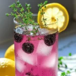 - 1 Tasse frische Brombeeren - 2 Esslöffel frische Thymianblätter - 1 Tasse frisch gepresster Zitronensaft Die Hauptzutaten sind einfach und frisch. Brombeeren geben eine süße Note. Der Thymian bringt einen interessanten, würzigen Geschmack. Zitronensaft sorgt für die nötige Säure. Diese Zutaten harmonieren perfekt miteinander. - 1/2 Tasse Honig oder Agavensirup - 4 Tassen kaltes Wasser Für die Süße nutzen wir Honig oder Agavensirup. Beide Optionen sind natürlich und gesund. Kaltes Wasser bietet eine erfrischende Basis. Diese Mischung macht die Limonade leicht und erfrischend. - Eiswürfel - Zitronenscheiben zur Garnitur - Zusätzlich frische Thymianblätter Eiswürfel halten das Getränk kühl. Zitronenscheiben machen die Limonade hübsch. Frische Thymianblätter als Garnitur sorgen für einen tollen Duft. Diese Details machen den Drink besonders ansprechend. - Beginne mit einer Tasse frischen Brombeeren und zwei Esslöffeln Thymianblättern. - Gib diese Zutaten in einen mittelgroßen Topf. Füge eine Tasse Wasser hinzu. - Stelle den Topf auf mittlere Hitze und bringe die Mischung zum Köcheln. - Während die Mischung für fünf Minuten köchelt, zerdrücke die Brombeeren mit einer Gabel. - Dieser Schritt hilft, die Säfte freizusetzen. - Nimm den Topf vom Herd und lasse die Mischung zehn Minuten ziehen. - Gieße die Brombeer-Thymian-Mischung durch ein feines Sieb in eine Kanne. - Drücke mit einem Löffel, um so viel Flüssigkeit wie möglich zu erhalten. - Füge nun eine Tasse frisch gepressten Zitronensaft und eine halbe Tasse Honig oder Agavensirup hinzu. - Rühre alles gut um, bis sich die Zutaten gut vermengen. - Gib die restlichen drei Tassen kaltes Wasser in die Kanne. - Rühre erneut gut um, um alles zu verbinden. - Probiere den Mocktail und passe die Süße an. - Wenn er zu süß ist, füge einen Spritzer Wasser hinzu. - Serviere den Mocktail über Eiswürfeln in Gläsern. - Garniere mit frischen Thymianblättern und Zitronenscheiben für eine schöne Präsentation. Anpassung der Süße Die Süße ist wichtig für den Geschmack. Probiere, die Süße anzupassen. Füge mehr Honig oder Agavensirup hinzu, wenn du es süßer magst. Wenn es zu süß ist, gib einfach etwas mehr Wasser dazu. So findest du den perfekten Balance. Alternative Süßungsmittel Du kannst auch andere Süßungsmittel nutzen. Stevia oder Kokosblütenzucker sind gute Optionen. Diese süßen ohne viel Kalorien. Experimentiere damit, um neue Geschmäcker zu entdecken. Garniermöglichkeiten mit Zitronen Zitronenscheiben sehen toll aus. Sie bringen auch einen frischen Geschmack. Schneide die Zitronen in dünne Scheiben. Lege sie auf die Ränder der Gläser oder in das Getränk. Einsatz von frischem Thymian Frischer Thymian macht das Getränk besonders. Nutze die Blätter als Garnitur. Sie geben einen schönen Duft und einen tollen Look. Lege einige Blätter auf die Oberseite der Limonade. Ideal passende Gläser und Eisarten Wähle hohe Gläser für deinen Mocktail. Das sieht schön aus und gibt Platz für Eis. Nutze große oder kleine Eiswürfel. Große halten die Limonade länger kalt. Anrichten und Servieren Fülle die Gläser mit Eis und gieße die Limonade darüber. Garniere mit Thymian und Zitronenscheiben. Das sieht sehr einladend aus. Serviere die Limonade sofort für den besten Geschmack! {{image_4}} Du kannst die Brombeer-Thymian-Limonade noch interessanter machen. Minze ist eine tolle Ergänzung. Sie bringt einen frischen Geschmack. Nur ein paar Blätter reichen aus, um den Mocktail zu beleben. Du kannst auch andere Beeren verwenden. Himbeeren oder Erdbeeren passen gut dazu. Diese Früchte geben dem Getränk eine neue Farbe und einen neuen Geschmack. Experimentiere mit verschiedenen Kombinationen. So findest du deinen Lieblingsmix. Wenn du eine alkoholhaltige Version möchtest, ist das einfach. Füge etwas Gin oder Wodka hinzu. Diese Spirituosen ergänzen die Aromen gut. Du kannst auch Prosecco für einen spritzigen Cocktail verwenden. Mische die Limonade mit dem Alkohol in einem Verhältnis von 2:1. So bleibt der Geschmack der Limonade stark. Probiere verschiedene Mixvariationen aus. Jeder Schluck wird anders, und das macht es spannend. Manchmal mag man es süßer oder saurer. Du kannst den Honig durch Agavensirup ersetzen, wenn du möchtest. Agavensirup hat einen milderen Geschmack. Wenn du die Limonade saurer magst, füge mehr Zitronensaft hinzu. Für eine prickelnde Note benutze Sprudelwasser anstelle von stillem Wasser. Das bringt mehr Leben in dein Getränk. Sei kreativ und passe die Limonade deinem Geschmack an. Die Brombeer-Thymian-Limonade bleibt frisch für etwa drei bis fünf Tage. Achte darauf, sie in einem gut verschlossenen Behälter zu lagern. So bleibt der Geschmack länger erhalten. Wenn du die Limonade abdeckst, vermeidest du, dass sie andere Gerüche aus dem Kühlschrank aufnimmt. Du kannst die Mischung leicht im Voraus zubereiten. Koche die Brombeer-Thymian-Mischung, lasse sie abkühlen und bewahre sie im Kühlschrank auf. So hast du eine schnelle Basis für deinen Mocktail. Füge einfach den Zitronensaft und das Wasser hinzu, wenn du bereit bist zu servieren. Restliche Limonade kann toll in Eistee verwendet werden. Mische die Limonade mit schwarzem oder grünem Tee für einen leckeren Drink. Auch gefrorene Beeren können in Eiswürfeln verarbeitet werden. So hast du jederzeit eine kühle Erfrischung zur Hand. Die Brombeer-Thymian-Limonade bleibt frisch für etwa 3 bis 5 Tage im Kühlschrank. Achte darauf, sie in einem luftdichten Behälter zu lagern. So bleibt der Geschmack stark und frisch. Wenn du die Limonade in eine Kanne gießt, decke sie gut ab. Ja, gefrorene Brombeeren sind eine tolle Option! Sie können genauso gut in der Limonade verwendet werden. Lass sie einfach etwas auftauen und zerdrücke sie. Gefrorene Früchte können etwas mehr Saft abgeben. Das gibt deiner Limonade einen intensiveren Geschmack. Um den Mocktail weniger süß zu machen, kannst du weniger Honig oder Agavensirup verwenden. Eine weitere Möglichkeit ist, mehr Zitronensaft hinzuzufügen. Das bringt einen schönen, sauren Geschmack ins Spiel. Wenn es noch zu süß ist, füge einfach einen Spritzer Wasser hinzu. So kannst du die Süße nach deinem Geschmack anpassen. Die Brombeer-Thymian-Limonade ist erfrischend und einfach zu machen. Du hast gelernt, welche Zutaten du brauchst, und wie du sie zubereitest. Du kannst deinen Mocktail anpassen, um ihn ganz nach deinem Geschmack zu gestalten. Denk daran, die Mischung gut im Kühlschrank zu lagern. Probiere neue Variationen mit anderen Früchten oder Kräutern aus. Sei kreativ und genieße deinen neuen Lieblingsdrink!