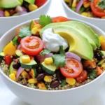 Für deine Loaded Veggie Burrito Bowls brauchst du folgende Zutaten: - 1 Tasse Quinoa, gründlich gewaschen - 2 Tassen Gemüsebrühe oder Wasser - 1 Dose (425 g) schwarze Bohnen, abgetropft und gespült - 1 Tasse Mais (frisch, aus der Dose oder gefroren) - 1 Paprika, gewürfelt (beliebige Farbe) - 1 kleine Zucchini, gewürfelt - 1 kleine rote Zwiebel, gewürfelt - 2 Knoblauchzehen, fein gehackt - 1 Teelöffel Kreuzkümmel - 1 Teelöffel geräuchertes Paprikapulver - 1 Teelöffel Limettensaft - Salz und Pfeffer nach Geschmack - 1 Avocado, in Scheiben geschnitten - 1/2 Tasse Cherrytomaten, halbiert - Frischer Koriander, zur Garnierung - Griechischer Joghurt oder pflanzlicher Joghurt (optional, zum Servieren) - Tortilla-Chips, zum Garnieren (optional) Du kannst die Zutaten für deine Burrito Bowls leicht anpassen. Wenn du kein Quinoa magst, probiere Reis oder Linsen. Für mehr Protein füge Hähnchen oder Tofu hinzu. Ersetze schwarze Bohnen durch Kidneybohnen oder Kichererbsen. Verwende dein Lieblingsgemüse! Brokkoli, Spinat oder Karotten passen gut dazu. Für einen anderen Geschmack kannst du Feta-Käse anstelle von Joghurt verwenden. Frische Zutaten sind oft besser, wenn du sie zur Hand hast. Sie haben mehr Geschmack und Nährstoffe. Gefrorenes Gemüse ist eine gute Option, wenn frisches Gemüse nicht verfügbar ist. Es ist oft günstiger und hält länger. Denk daran, gefrorenes Gemüse vor dem Kochen aufzutauen. So wird es gleichmäßig warm und weich. Beide Varianten sind lecker in deinen Burrito Bowls. Beginne mit 1 Tasse Quinoa. Wasche die Quinoa gründlich unter kaltem Wasser. Das entfernt Bitterstoffe. Gib die Quinoa in einen mittelgroßen Topf. Füge 2 Tassen Gemüsebrühe oder Wasser hinzu. Bringe die Mischung zum Kochen. Reduziere dann die Hitze und decke den Topf ab. Lass die Quinoa etwa 15 Minuten köcheln. Die Flüssigkeit sollte aufgesogen sein. Nach dem Kochen nimm den Topf vom Herd. Lass die Quinoa 5 Minuten zugedeckt ruhen. Lockere sie danach mit einer Gabel auf. Für das Gemüse benötigst du eine große Pfanne. Erhitze etwas Olivenöl bei mittlerer Hitze. Füge die gewürfelte rote Zwiebel hinzu. Brate sie etwa 2-3 Minuten an, bis sie glänzt. Danach gib die gehackten Knoblauchzehen dazu. Füge die gewürfelte Paprika und Zucchini hinzu. Brate alles 5-7 Minuten, bis das Gemüse zart ist. Danach füge die schwarzen Bohnen und den Mais hinzu. Streue Kreuzkümmel und geräuchertes Paprikapulver darüber. Gib Limettensaft, Salz und Pfeffer dazu. Rühre alles gut um und koche weitere 3-4 Minuten. Jetzt kannst du die Burrito-Bowls zusammenstellen. Verteile die gekochte Quinoa gleichmäßig auf Schüsseln. Lege die sautierte Gemüse- und Bohnenmischung darauf. Garnieren kannst du mit Avocadoscheiben und halbierten Cherrytomaten. Füge frischen Koriander hinzu. Optional kannst du einen Klecks griechischen Joghurt hinzufügen. Für zusätzlichen Crunch, streue zerdrückte Tortilla-Chips obendrauf. Genießen! Um Quinoa perfekt zu machen, beginne mit einer Tasse Quinoa. Wasche sie gründlich unter kaltem Wasser. Das entfernt Bitterstoffe. Verwende zwei Tassen Gemüsebrühe oder Wasser. Koche die Mischung auf. Reduziere dann die Hitze und decke den Topf ab. Lass die Quinoa etwa 15 Minuten köcheln. Sie ist fertig, wenn die Flüssigkeit vollständig aufgesogen ist. Lasse sie danach fünf Minuten ruhen. Lockere die Quinoa mit einer Gabel auf. So wird sie schön fluffig. Wähle frisches Gemüse für den besten Geschmack. Eine bunte Mischung macht die Schüssel ansprechend. Paprika, Zucchini und Zwiebeln passen gut zusammen. Du kannst auch Spinat oder Brokkoli hinzufügen. Achte darauf, Gemüse in gleich große Stücke zu schneiden. So garen sie gleichmäßig. Wenn du wenig Zeit hast, verwende gefrorenes Gemüse. Es ist schnell zubereitet und oft schon geschnitten. Die Portionierung kann einfach sein. Teile die gekochte Quinoa gleichmäßig auf vier Schüsseln auf. Verwende eine halbe Tasse für jede Schüssel. Füge dann die Gemüse- und Bohnenmischung hinzu. Eine großzügige Portion sorgt für Sättigung. Garniere mit Avocadoscheiben, Cherrytomaten und frischem Koriander. Ein Klecks Joghurt macht das Gericht cremig. Für Crunch streue Tortilla-Chips darüber. So wird jede Schüssel lecker und befriedigend. {{image_4}} Möchten Sie mehr Protein? Fügen Sie Hähnchen oder Tofu hinzu. Kochen Sie das Hähnchen einfach in der Pfanne, bis es durch ist. Für Tofu schneiden Sie ihn in Würfel und braten ihn knusprig. Diese Optionen machen Ihre Burrito-Bowls sättigender und nahrhafter. Auch Eier sind eine tolle Wahl. Rührei oder Spiegelei passen gut dazu. Für eine vegane Variante lassen Sie den Joghurt weg. Verwenden Sie stattdessen pflanzlichen Joghurt. So bleibt der Geschmack frisch und lecker. Sie können auch etwas mehr Limettensaft hinzufügen. Das sorgt für einen tollen Kick. Ersetzen Sie den Käse durch Cashew-Creme oder Hefeflocken. Diese sind reich an Nährstoffen und geben einen ähnlichen Geschmack. Lust auf etwas Schärfe? Fügen Sie frische Chilis oder Jalapeños hinzu. Diese können Sie ganz einfach in die Gemüsepfanne geben. Wenn Sie es noch würziger mögen, probieren Sie scharfe Salsa oder Chilipulver. Das gibt den Bowls einen tollen Geschmack. Auch eine Prise Cayennepfeffer kann nicht schaden. Experimentieren Sie mit verschiedenen Gewürzen für neue Aromen. Um die Burrito-Bowls frisch zu halten, lege sie in einen luftdichten Behälter. Das hilft, die Aromen zu bewahren und verhindert, dass sie austrocknen. Du kannst die Bowls bis zu drei Tage im Kühlschrank aufbewahren. Stelle sicher, dass die Zutaten gut getrennt sind, um die Frische zu erhalten. Das Einfrieren ist eine tolle Möglichkeit, um Zeit zu sparen. Teile die Burrito-Bowls in Portionen auf. Nutze gefriergeeignete Behälter oder Beutel. Du kannst die Bowls bis zu drei Monate einfrieren. Zum Aufwärmen lasse sie einfach über Nacht im Kühlschrank auftauen und erwärme sie dann in der Mikrowelle oder in einem Topf. Übrig gebliebene Zutaten sind perfekt für neue Gerichte. Du kannst sie in Omeletten, Suppen oder Wraps verwenden. Mische die Reste mit Reis oder Pasta für ein schnelles Mittagessen. Das gibt dir eine neue kreative Möglichkeit, die leckeren Aromen zu genießen und Lebensmittelverschwendung zu vermeiden. Du kannst die Burrito-Bowls ganz leicht anpassen. Ändere das Gemüse nach deinem Geschmack. Zum Beispiel, füge Brokkoli oder Spinat hinzu. Du kannst auch verschiedene Bohnen verwenden, wie Kidneybohnen oder Kichererbsen. Für mehr Geschmack, probiere verschiedene Gewürze. Ein wenig Chili oder Oregano macht viel aus. Möchtest du mehr Protein? Füge gegrilltes Hähnchen oder Tofu hinzu. Mach die Bowls so bunt wie möglich! Es gibt viele tolle Beilagen für Burrito-Bowls. Eine frische Salsa ist immer eine gute Wahl. Auch Guacamole passt perfekt. Du kannst Tortilla-Chips für den Crunch dazugeben. Ein einfacher grüner Salat ergänzt die Bowls gut. Wenn du es herzhaft magst, probiere nach Belieben einen Maiskolben. Ein Stück Limette zum Auspressen gibt einen tollen Kick. All diese Beilagen machen die Mahlzeit noch besser! Ja, du kannst die Quinoa ganz einfach durch Reis ersetzen. Brauner Reis oder weißer Reis passen gut. Achte darauf, die Kochzeit zu ändern. Reis braucht meist länger als Quinoa. Benutze die gleiche Menge Wasser wie bei Quinoa. Die Textur wird anders sein, aber die Bowls bleiben lecker. Reis bringt auch einen anderen Geschmack, der gut zu den anderen Zutaten passt. Du hast gelernt, wie du schmackhafte Burrito-Bowls zubereitest. Wir haben die Zutaten, Zubereitung, Tipps und Variationen besprochen. Frische Zutaten bringen mehr Geschmack. Vergiss nicht die Lagerung des Essens, um Reste zu nutzen. Diese Bowls sind vielseitig und anpassbar. Experimentiere mit deinen Lieblingszutaten, um deine eigene perfekte Mischung zu finden. Viel Spaß beim Kochen und Genießen!