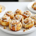 Um köstliche Luftfritteuse Zimtrollen Bissen zuzubereiten, brauchen Sie folgende Zutaten: - 1 Dose gekühlter Zimtrollenteig (8 Rollen) - 60 ml brauner Zucker - 1 Teelöffel gemahlener Zimt - 30 g Butter, geschmolzen - 120 ml Zuckerguss (enthalten in den Zimtrollen) - Optional: 30 g gehackte Nüsse (Walnüsse oder Pekannüsse) für zusätzliche Textur Diese Zutaten ergeben eine süße und herzhafte Kombination, die jeder genießen kann. Falls Sie eine Zutat nicht haben, gibt es tolle Alternativen. Für den Zimtrollenteig können Sie auch selbstgemachten Teig verwenden. Mischen Sie Mehl, Zucker, Hefe und Milch, um einen eigenen Teig zu machen. Anstelle von braunem Zucker können Sie weißen Zucker verwenden. Auch Agavensirup ist eine süße Option. Bei den Nüssen können Sie Mandeln oder Haselnüsse wählen, um den Bissen eine andere Textur zu geben. Der beste Zimtrollenteig hat die richtige Konsistenz. Er sollte weich und leicht klebrig sein. Gekühlte Teige aus dem Supermarkt sind einfach und schnell. Diese Teige sind oft schon perfekt gewürzt. Wenn Sie frischen Teig machen, achten Sie auf die Hefe. Sie muss aktiv sein, um den Teig schön aufgehen zu lassen. Der richtige Teig macht den Unterschied zwischen einem guten und einem großartigen Snack. Zuerst heizen Sie die Luftfritteuse auf 175°C vor. Diese Temperatur sorgt für eine gleichmäßige Garung. Nehmen Sie dann die Dose mit dem Zimtrollenteig. Öffnen Sie sie vorsichtig und trennen Sie den Teig in acht Stücke. Legen Sie jedes Stück auf eine saubere Fläche. Drücken Sie es leicht flach. So wird der Teig später leichter gewürzt. Mischen Sie in einer kleinen Schüssel den braunen Zucker mit dem gemahlenen Zimt. Diese Mischung gibt den Bissen ihren tollen Geschmack. Schmelzen Sie die Butter in der Mikrowelle oder auf dem Herd. Diese Butter hilft, den Zimt-Zucker auf dem Teig zu halten. Beginnen Sie mit dem Bestreichen jedes flachgedrückten Teigstücks mit geschmolzener Butter. Streuen Sie dann etwa einen Teelöffel der Zimt-Zucker-Mischung gleichmäßig darauf. Wenn Sie Nüsse hinzufügen möchten, streuen Sie diese ebenfalls darüber. Rollen Sie den Teig wieder zu einer Kugel. Achten Sie darauf, die Füllung gut einzuschließen. Platzieren Sie die Zimtrollenbissen im Korb der Luftfritteuse. Lassen Sie genug Platz zwischen den Bissen, damit sie gleichmäßig garen. Backen Sie sie für etwa 8-10 Minuten. Sie sind fertig, wenn sie goldbraun und aufgegangen sind. Nach dem Garen nehmen Sie die Bissen vorsichtig heraus und träufeln den Zuckerguss darüber. Für die perfekte Karamellisierung achten Sie darauf, die Bissen nicht zu überladen. Wenn sie zu eng beieinander liegen, garen sie nicht gleichmäßig. Die Hitze muss zirkulieren können. Ein weiterer Tipp: Überprüfen Sie die Bissen nach 5 Minuten. So können Sie sicherstellen, dass sie nicht zu dunkel werden. Ein leichter Puderzuckerüberzug nach dem Garen sorgt für ein schönes Aussehen. Servieren Sie die Bissen warm für den besten Geschmack. Ein häufiger Fehler ist, den Teig nicht richtig zu drücken. Wenn Sie den Teig nicht flach drücken, werden die Bissen nicht gleichmäßig gar. Achten Sie darauf, dass Sie den Teig gleichmäßig ausrollen. Ein weiterer Fehler ist, die Luftfritteuse zu überladen. Lassen Sie genug Platz zwischen den Bissen. So können sie gleichmäßig aufgehen und knusprig werden. Die Süße können Sie leicht anpassen. Wenn Sie es süßer mögen, fügen Sie mehr braunen Zucker hinzu. Für einen kräftigeren Geschmack, experimentieren Sie mit mehr Zimt. Sie können auch Vanilleextrakt oder Muskatnuss hinzufügen. Diese Aromen machen die Bissen noch leckerer und interessanter. Reinigen Sie die Luftfritteuse nach jedem Gebrauch. Lassen Sie den Korb abkühlen, bevor Sie ihn abnehmen. Verwenden Sie warmes Seifenwasser, um den Korb zu reinigen. Ein weicher Schwamm hilft, Rückstände zu entfernen. Vergessen Sie nicht, auch die Außenseite der Luftfritteuse abzuwischen. So bleibt sie sauber und bereit für das nächste Mal. {{image_4}} Du kannst die Zimtrollenbissen leicht anpassen. Probiere verschiedene Füllungen aus, um neue Geschmäcker zu entdecken. Hier sind einige Ideen: - Schokoladenstückchen: Füge kleine Schokoladenstückchen zum Teig hinzu. Sie schmelzen und geben einen tollen Geschmack. - Früchte: Nutze Beeren oder Apfelstücke für eine fruchtige Note. Sie bringen Frische und Süße. - Käse: Für einen herzhaften Twist kannst du Frischkäse oder Ricotta verwenden. Das macht die Bissen cremig und lecker. Wenn du vegan oder glutenfrei essen möchtest, gibt es tolle Alternativen: - Veganer Teig: Suche nach einem veganen Zimtrollenteig. Viele Marken bieten jetzt pflanzliche Optionen an. - Glutenfreier Teig: Nutze glutenfreien Teig, der aus Reis- oder Mandelmehl gemacht ist. Achte darauf, dass er gut aufgeht. - Milchalternativen: Verwende pflanzliche Butter und Milch wie Mandel- oder Hafermilch für die Füllung. Um deine Zimtrollenbissen noch besser zu machen, füge kreative Toppings hinzu. Hier sind einige Vorschläge: - Nüsse: Streue gehackte Walnüsse oder Pekannüsse für einen knusprigen Biss. - Karamellsauce: Träufle etwas Karamellsauce über die Bissen für eine süße Überraschung. - Kreuzkümmel: Ein Hauch von Kreuzkümmel kann den Geschmack intensivieren und eine warme Note geben. Experimentiere mit diesen Ideen, um deine eigenen perfekten Zimtrollenbissen zu kreieren! Um Ihre Zimtrollen Bissen frisch zu halten, bewahren Sie sie in einem luftdichten Behälter auf. Stellen Sie sicher, dass sie vollständig abgekühlt sind, bevor Sie sie lagern. So verhindern Sie, dass sie matschig werden. Sie können sie auch in Frischhaltefolie einwickeln, um die Frische zu bewahren. Lagern Sie die Bissen an einem kühlen, trockenen Ort in Ihrer Küche. Wenn Sie die Zimtrollen Bissen erneut aufwärmen möchten, können Sie Ihre Luftfritteuse nutzen. Stellen Sie die Temperatur auf 160°C (320°F) ein. Legen Sie die Bissen für etwa 3-5 Minuten hinein. So werden sie wieder warm und knusprig. Alternativ können Sie die Bissen auch in der Mikrowelle aufwärmen, aber achten Sie darauf, sie nicht zu lange zu erhitzen. Das könnte sie gummiartig machen. Die Zimtrollen Bissen halten sich bei richtiger Lagerung etwa 3-4 Tage. Nach dieser Zeit können sie an Geschmack und Textur verlieren. Wenn Sie sie länger aufbewahren möchten, frieren Sie sie ein. In einem gefrierfesten Behälter bleiben sie bis zu 3 Monate frisch. Vor dem Verzehr einfach über Nacht im Kühlschrank auftauen. Es dauert etwa 8-10 Minuten, um Zimtrollen Bissen in der Luftfritteuse zu garen. Die Temperatur sollte bei 175°C (350°F) liegen. Achte darauf, dass die Bissen goldbraun sind. Wenn du sie zu lange garst, können sie trocken werden. Ja, du kannst den Zimtrollenteig im Voraus zubereiten. Bereite die Füllung und forme die Bissen. Lege sie dann in den Kühlschrank. Du kannst sie später direkt in die Luftfritteuse geben. Achte darauf, dass du sie vor dem Garen auf Raumtemperatur bringst. So werden sie gleichmäßig gegart. In der Luftfritteuse kannst du viele leckere Snacks zubereiten. Hier sind einige Vorschläge: - Luftfritteuse Pommes Frites - Hähnchenflügel mit würziger Marinade - Gebackene Äpfel mit Zimt und Zucker - Gemüsechips aus verschiedenen Gemüsesorten Diese Rezepte sind einfach und bringen Abwechslung in deine Küche. Zimtrollen Bissen sind einfach und lecker. Wir haben alle Zutaten, Anleitungen, und Tipps behandelt. Du kannst mit Varianten und Füllungen experimentieren. Denke daran, die häufigsten Fehler zu vermeiden. Richtig lagern und aufwärmen ist wichtig für den Geschmack. Mit diesen Informationen bist du bereit, großartige Zimtrollen Bissen zuzubereiten. Viel Spaß beim Kochen und guten Appetit!