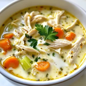 Für die cremige Knoblauch-Kräuter-Hühnersuppe brauchst du: - 2 Tassen gekochtes Hähnchen, zerkleinert - 1 Esslöffel Olivenöl - 1 mittelgroße Zwiebel, gewürfelt - 4 Knoblauchzehen, fein gehackt - 2 mittelgroße Karotten, gewürfelt - 2 Selleriestangen, gewürfelt - 4 Tassen Hühnerbrühe - 1 Tasse Sahne Diese Zutaten bilden die Basis für einen herzhaften Geschmack. Das zerkleinerte Hähnchen gibt der Suppe eine gute Füllung. Die Zwiebel und der Knoblauch sorgen für eine aromatische Grundlage. Karotten und Sellerie bringen Frische und Farbe in die Suppe. Für den perfekten Geschmack fügst du hinzu: - 1 Teelöffel getrockneter Thymian - 1 Teelöffel getrocknete Petersilie - 1 Teelöffel Rosmarin - Salz und Pfeffer nach Geschmack Die getrockneten Kräuter verleihen deiner Suppe Tiefe. Thymian bringt eine erdige Note, während Rosmarin für Würze sorgt. Salz und Pfeffer sind wichtig, um den Geschmack abzurunden. Zum Schluss garnierst du die Suppe mit: - 2 Esslöffel frische Petersilie, gehackt Die frische Petersilie gibt der Suppe nicht nur Farbe, sondern auch einen frischen Geschmack. Sie ist das i-Tüpfelchen, das dein Gericht ansprechend macht und es einladend präsentiert. {{ingredient_image_2}} Zuerst müssen wir alle Zutaten bereitstellen. Das macht das Kochen einfacher. Hier sind die Zutaten, die du brauchst: - 2 Tassen gekochtes Hähnchen, zerkleinert - 1 Esslöffel Olivenöl - 1 mittelgroze Zwiebel, gewürfelt - 4 Knoblauchzehen, fein gehackt - 2 mittelgroße Karotten, gewürfelt - 2 Selleriestangen, gewürfelt - 4 Tassen Hühnerbrühe - 1 Tasse Sahne - 1 Teelöffel getrockneter Thymian - 1 Teelöffel getrocknete Petersilie - 1 Teelöffel Rosmarin - Salz und Pfeffer nach Geschmack - 2 Esslöffel frische Petersilie, gehackt (zum Garnieren) Es ist wichtig, alles gut vorzubereiten. So verlierst du nicht den Überblick beim Kochen. Jetzt geht es ans Kochen! Erhitze das Olivenöl in einem großen Topf bei mittlerer Hitze. Gib die gewürfelte Zwiebel hinzu. Dünste sie für 3-4 Minuten, bis sie glasig wird. Füge dann den gehackten Knoblauch hinzu. Brate ihn für eine Minute an, aber pass auf! Er darf nicht verbrennen. Jetzt kommen die Karotten und der Sellerie in den Topf. Brate sie für 5-6 Minuten an, bis sie leicht weich sind. Gieße dann die Hühnerbrühe dazu und bringe alles zum Köcheln. Sobald es köchelt, gib das zerkleinerte Hähnchen, die Sahne, den Thymian, die Petersilie, den Rosmarin, Salz und Pfeffer hinein. Rühre gut um, damit sich alles verbindet. Reduziere die Hitze auf niedrig. Lass die Suppe 15-20 Minuten sanft köcheln. Die Aromen verbinden sich und die Suppe wird dicker. Jetzt ist es Zeit, die Suppe zu probieren! Justiere das Gewürz nach Belieben mit mehr Salz und Pfeffer. Wenn alles gut schmeckt, ist die Suppe bereit zum Servieren. Gieße die heiße Suppe in Schalen und garniere sie mit frisch gehackter Petersilie. Das gibt der Suppe einen schönen Farbklecks und einen frischen Geschmack. Jetzt kannst du die cremige Knoblauch-Kräuter-Hühnersuppe genießen! Um die perfekte Konsistenz der cremigen Knoblauch-Kräuter-Hühnersuppe zu erreichen, achte auf die Sahne. Füge sie nicht zu früh hinzu. Warte bis die Suppe gut köchelt. So wird die Suppe schön cremig, ohne zu gerinnen. Wenn die Suppe zu dick wird, füge etwas mehr Hühnerbrühe hinzu. Umgekehrt kannst du die Suppe länger köcheln lassen, um sie dicker zu machen. Variationen bringen neuen Schwung in die Suppe. Du kannst frische Kräuter wie Basilikum oder Oregano hinzufügen. Das gibt der Suppe eine ganz andere Note. Probiere auch, etwas Zitronensaft für Frische hinzuzufügen. Wenn du mehr Gemüse magst, füge Erbsen oder grüne Bohnen hinzu. Diese werden schnell gar und machen die Suppe bunter. Die Zutaten in dieser Suppe bieten viele Gesundheitsvorteile. Hähnchen ist eine gute Proteinquelle. Es hilft beim Muskelaufbau und gibt dir Energie. Knoblauch hat starke Eigenschaften, die das Immunsystem stärken. Karotten sind reich an Vitaminen und fördern die Augen. Sellerie ist gut für die Verdauung und hat wenig Kalorien. Diese Suppe ist nicht nur lecker, sondern auch nahrhaft. Pro Tipps Frisches Hähnchen verwenden: Verwende frisches, nicht gefrorenes Hähnchen für den besten Geschmack und eine zarte Textur. Die Brühe selbst machen: Wenn möglich, bereite die Hühnerbrühe selbst zu. Das verleiht der Suppe einen intensiveren Geschmack. Variiere die Kräuter: Experimentiere mit frischen Kräutern wie Basilikum oder Dill, um der Suppe eine neue Geschmacksrichtung zu verleihen. Die Suppe länger köcheln lassen: Lasse die Suppe länger köcheln, um die Aromen zu intensivieren und eine cremigere Konsistenz zu erzielen. {{image_4}} Um eine vegetarische Version zu machen, lassen Sie das Hähnchen weg. Ersetzen Sie es durch Kichererbsen oder Tofu. Diese Optionen geben der Suppe mehr Protein und Textur. Verwenden Sie Gemüsebrühe anstelle von Hühnerbrühe. So bleibt der Geschmack reich und lecker. Fügen Sie mehr Kräuter wie Basilikum oder Oregano hinzu, um die Aromen zu verstärken. Gemüse bringt Frische in die Suppe. Sie können Brokkoli, Blumenkohl oder Erbsen hinzufügen. Diese Gemüsesorten kochen schnell und fügen Farbe hinzu. Auch Zucchini oder Paprika passen gut dazu. Schneiden Sie das Gemüse klein, damit es gleichmäßig garen kann. Experimentieren Sie mit dem Gemüse, das Sie mögen oder gerade zur Hand haben. Neben Hähnchen gibt es viele Möglichkeiten. Rindfleisch oder Schweinefleisch sind gute Alternativen. Auch eine Kombination aus Meeresfrüchten funktioniert gut. Für eine pflanzliche Option nehmen Sie Linsen oder Quinoa. Diese Proteinquellen geben der Suppe einen anderen Geschmack. Achten Sie darauf, die Kochzeit entsprechend anzupassen, damit alles gleichmäßig gart. Um die cremige Knoblauch-Kräuter-Hühnersuppe frisch zu halten, lagere sie in einem luftdichten Behälter. Du solltest den Behälter in den Kühlschrank stellen. Die Suppe bleibt dort etwa 3 bis 4 Tage genießbar. Stelle sicher, dass die Suppe abgekühlt ist, bevor du sie in den Kühlschrank stellst. So vermeidest du das Wachstum von Bakterien. Wenn du die Suppe in Portionen aufteilst, kannst du sie einfacher aufwärmen. Falls du mehr Suppe gemacht hast, kannst du sie auch einfrieren. Fülle die Suppe in gefriergeeignete Behälter oder Beutel. Lass etwas Platz, damit sich die Suppe beim Gefrieren ausdehnen kann. So bleibt die Suppe bis zu 3 Monate frisch. Beschrifte die Behälter mit Datum und Inhalt. So weißt du immer, was du hast. Um die Suppe aufzuwärmen, nimm sie aus dem Kühlschrank oder Gefrierfach. Falls sie gefroren ist, tau sie zuerst im Kühlschrank auf. Erhitze die Suppe dann in einem Topf bei mittlerer Hitze. Rühre oft um, damit sie gleichmäßig warm wird. Du kannst auch etwas Wasser oder Brühe hinzufügen, wenn die Suppe zu dick ist. Überprüfe die Temperatur, bevor du sie servierst. Die cremige Knoblauch-Kräuter-Hühnersuppe hat etwa 350 Kalorien pro Portion. Diese Zahl kann variieren, je nachdem, wie viel Sahne oder Hähnchen du verwendest. Die Mischung aus Hähnchen, Gemüse und Sahne macht die Suppe nahrhaft und sättigend. Du kannst die Kalorien auch senken, indem du weniger Sahne nimmst oder eine leichtere Variante verwendest. Ja, du kannst die Sahne weglassen. Wenn du eine leichtere Suppe möchtest, ersetze die Sahne durch Milch oder pflanzliche Milch. Das gibt trotzdem eine cremige Textur. Du kannst auch eine Mischung aus Brühe und ungesüßtem Joghurt verwenden. So bleibt der Geschmack erhalten, aber die Kalorien sinken. Die Suppe hält sich gut im Kühlschrank für etwa 3 bis 4 Tage. Stelle sicher, dass du sie in einem luftdichten Behälter aufbewahrst. Wenn du die Suppe länger aufbewahren möchtest, friere sie ein. So bleibt sie bis zu 3 Monate frisch. Achte darauf, sie in Portionen zu frieren, damit du sie leicht aufwärmen kannst. In dieser Anleitung haben wir die wichtigsten Zutaten und Schritte zur Zubereitung einer cremigen Knoblauch-Kräuter-Hühnersuppe durchgegangen. Wir haben auch Tipps und Variationen für zusätzlichen Geschmack gegeben. Besondere Aufmerksamkeit galt der Aufbewahrung und den häufigen Fragen. Zusammengefasst ist diese Suppe einfach zuzubereiten und bietet viele Möglichkeiten zur Anpassung. Sie ist nicht nur schmackhaft, sondern auch gesund. Viel Freude beim Kochen und Genießen der Suppe!