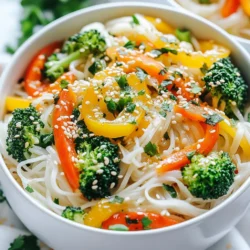 Für ein köstliches Gericht brauchst du einige Hauptzutaten. Diese sind: - 200 g Reisnudeln - 2 Esslöffel Sesamöl - 4 Knoblauchzehen, fein gehackt - 1-2 rote Chilis, dünn geschnitten - 1 Tasse Brokkoliröschen - 1 Paprika, in Streifen geschnitten - 1 Karotte, in Streifen geschnitten - 3 Frühlingszwiebeln, gehackt Diese Zutaten bilden die Basis für den vollen Geschmack. Die Reisnudeln machen das Gericht leicht und sättigend. Die richtigen Gewürze und Saucen sind wichtig. Sie bringen das Gericht zum Leben. Du benötigst: - 1 Esslöffel Sojasauce - 1 Esslöffel Hoisinsauce - 1 Teelöffel Reisessig - ½ Teelöffel Zucker Diese Mischung sorgt für Tiefe und süß-salzige Aromen. Die Sojasauce gibt einen herzhaften Geschmack, während der Reisessig Frische hinzufügt. Gemüse macht das Gericht bunt und gesund. Du kannst verschiedene Sorten verwenden. Hier sind einige Ideen: - Paprika - Brokkoli - Karotten - Zucchini - Erbsen Experimentiere mit dem Gemüse, das du magst. So bleibt das Gericht spannend und nährstoffreich. {{ingredient_image_2}} Kochen Sie die Reisnudeln gemäß den Anweisungen auf der Verpackung. Normalerweise dauert das etwa 5-7 Minuten. Wenn sie weich sind, lassen Sie sie abtropfen und stellen Sie sie beiseite. In einer kleinen Schüssel mischen Sie die Sojasauce, Hoisinsauce, Reisessig und Zucker. Rühren Sie gut um, bis alles gut vermischt ist. Legen Sie die Sauce beiseite, während Sie das Gemüse und die Nudeln zubereiten. Erhitzen Sie das Sesamöl in einer großen Pfanne oder einem Wok bei mittlerer Hitze. Fügen Sie den gehackten Knoblauch und die geschnittenen Chilis hinzu. Braten Sie diese Mischung 1-2 Minuten lang an, bis sie duftet. Achten Sie darauf, den Knoblauch nicht zu verbrennen. Geben Sie die Brokkoliröschen, Paprika und Karotte in die Pfanne. Braten Sie das Gemüse 3-5 Minuten lang, bis es zart, aber noch knackig ist. Rühren Sie während des Bratens gut um, damit alles gleichmäßig gart. Nun fügen Sie die gekochten Reisnudeln in die Pfanne. Gießen Sie die vorbereitete Sauce gleichmäßig über die Nudeln. Vermengen Sie alles gut und erhitzen Sie es 2-3 Minuten lang, bis die Nudeln warm sind. Fügen Sie die gehackten Frühlingszwiebeln hinzu und vermischen Sie sie gut. Servieren Sie die Nudelmischung in Schalen. Garnieren Sie sie mit frischem Koriander und Sesamsamen, um das Gericht schön zu gestalten. Um perfekte Chili Garlic Noodle Bowls zu machen, folge diesen einfachen Tipps: - Koche die Reisnudeln genau nach Anleitung. - Lass sie nach dem Kochen gut abtropfen. - Erhitze das Sesamöl gut, bevor du den Knoblauch hinzufügst. - Rühre ständig, damit der Knoblauch nicht verbrennt. - Achte darauf, dass das Gemüse knackig bleibt. Der Schärfegrad ist wichtig für den Geschmack. Hier sind einige Ideen: - Verwende mehr rote Chilis für extra Hitze. - Füge Chili-Paste oder -Flakes hinzu, um die Schärfe zu steigern. - Du kannst die Chilis auch ganz weglassen, wenn du es mild magst. - Probiere verschiedene Chili-Sorten aus, um neue Aromen zu entdecken. Gemüse sorgt für einen frischen Geschmack und Farbe. Hier sind einige tolle Optionen: - Brokkoli gibt einen schönen Crunch und viel Vitamine. - Paprika bringt Süße und Farbe ins Gericht. - Karotten fügen eine angenehme Süße hinzu und sind knackig. - Du kannst auch Zucchini oder Spinat verwenden. - Denk daran, saisonales Gemüse zu wählen, um den besten Geschmack zu bekommen. Pro Tipps Würze anpassen: Passen Sie die Anzahl der Chilis an, um den gewünschten Schärfegrad zu erreichen. Für eine milde Version verwenden Sie weniger Chilis oder entfernen Sie die Kerne. Gemüsevariationen: Fühlen Sie sich frei, das Gemüse je nach Saison oder Vorliebe zu variieren. Zucchini, Erbsen oder Pilze sind ebenfalls leckere Optionen. Für mehr Geschmack: Fügen Sie einen Spritzer Limettensaft kurz vor dem Servieren hinzu, um eine frische Note zu verleihen, die das Gericht aufwertet. Vorratshaltung: Bereiten Sie die Sauce im Voraus vor und bewahren Sie sie im Kühlschrank auf. So sparen Sie Zeit bei der Zubereitung des Gerichts. {{image_4}} Für mehr Protein können Sie Hühnchen oder Tofu hinzufügen. Hühnchen ist einfach. Kochen Sie es in der Pfanne, bis es goldbraun ist. Schneiden Sie es in Stücke und mischen Sie es mit den Nudeln. Tofu ist eine gute Wahl für Vegetarier. Verwenden Sie festen Tofu. Braten Sie ihn an, bis er knusprig ist, und fügen Sie ihn zu Ihrer Mischung hinzu. Beide Optionen machen das Gericht sättigender. Wenn Sie eine vegane Variante möchten, lassen Sie einfach das Hühnchen weg. Tofu bleibt eine perfekte Ergänzung. Sie können auch Pilze oder Kichererbsen für zusätzlichen Geschmack nutzen. Diese Optionen bringen eine reiche Textur und machen das Gericht lecker. Achten Sie darauf, dass alle Saucen vegan sind. Viele Sojasaucen sind vegan, also prüfen Sie die Zutaten. Für eine glutenfreie Version können Sie glutenfreie Reisnudeln wählen. Diese sind leicht zu finden und haben einen ähnlichen Geschmack. Achten Sie darauf, dass auch die Sojasauce glutenfrei ist. Es gibt spezielle Marken, die nur glutenfreie Zutaten nutzen. So können Sie das Gericht genießen, ohne sich um Gluten zu sorgen. Bewahren Sie die Chili Garlic Noodle Bowls in einem luftdichten Behälter auf. Lassen Sie die Nudeln vor dem Lagern abkühlen. So vermeiden Sie, dass die Nudeln matschig werden. Ich empfehle, das Gericht in Portionen aufzuteilen. So können Sie es leicht wieder aufwärmen und genießen. Die Nudel-Schüssel bleibt im Kühlschrank etwa 3 bis 4 Tage frisch. Achten Sie darauf, das Gericht gut zu verschließen. So bleibt der Geschmack optimal erhalten. Überprüfen Sie das Gericht vor dem Verzehr auf Anzeichen von Verderb, wie ungewöhnlichen Geruch oder Farbe. Um die Nudeln wieder aufzuwärmen, verwenden Sie eine Pfanne oder Mikrowelle. In der Pfanne können Sie etwas Wasser oder Öl hinzufügen. Dies hält die Nudeln feucht. Bei der Mikrowelle sollten Sie die Schüssel abdecken, um Dampf zu halten. Erhitzen Sie das Gericht in Intervallen von 30 Sekunden. Rühren Sie zwischendurch um, damit alles gleichmäßig warm wird. Du kannst deine Chili Garlic Noodle Bowls bis zu drei Tage im Kühlschrank aufbewahren. Stelle sicher, dass du sie in einem luftdichten Behälter lagerst. So bleiben die Nudeln und das Gemüse frisch. Wenn du sie länger aufbewahren möchtest, friere sie ein. So halten sie bis zu drei Monate. Ja, du kannst Reisnudeln durch andere Nudelsorten ersetzen. Einige gute Optionen sind Eiernudeln, Udon oder sogar Spaghetti. Achte darauf, die Kochzeit der Nudeln anzupassen. Jedes Mal erhältst du ein anderes Geschmackserlebnis, das Spaß macht! Das Rezept für Chili Garlic Noodle Bowls hat seine Wurzeln in der asiatischen Küche. Es ist eine Mischung aus verschiedenen Einflüssen, vor allem aus der chinesischen und thailändischen Küche. Diese Kombination macht das Gericht vielseitig und beliebt. Es ist einfach zuzubereiten und bietet eine tolle Möglichkeit, frisches Gemüse zu genießen. Chili Garlic Noodle Bowls sind einfach und lecker. Wir haben die Hauptzutaten, Zubereitung sowie Tipps besprochen. Du kannst die Schärfe anpassen und verschiedene Gemüse wählen. Denke daran, auch Proteine hinzuzufügen, um das Gericht reichhaltiger zu machen. Die Lagerung ist einfach und die Haltbarkeit gut. Verwende die FAQs für weitere Antworten. Probiere das Rezept und entdecke deine eigenen Variationen. So wird jede Portion besonders. Kochen macht Spaß, und diese Schüsseln sind ein Hit!