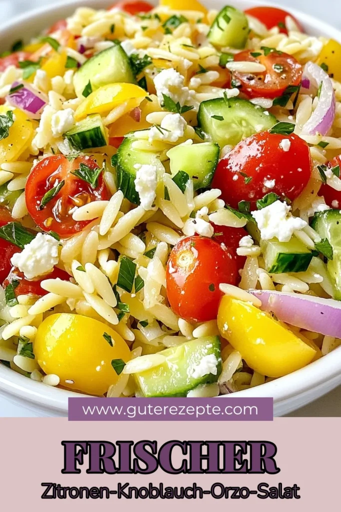 Entdecken Sie unser erfrischendes Rezept für Zitronen-Knoblauch-Orzo-Salat, ideal für einen frischen Sommerteller! Dieser gesunde Beilagensalat ist perfekt für Grillpartys oder Picknicks. Mit zarten Orzo-Nudeln, frischem Gemüse und dem würzigen Geschmack von Knoblauch und Zitrone ist er ein köstlicher vegetarischer Nudelsalat, den man lieben wird. Probieren Sie unser Orzo-Salat Rezept aus und bringen Sie Farbe auf Ihren Tisch! #Zitronenknoblauch #OrzoSalat #Vegetarisch #GesundeBeilagen