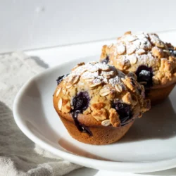 - 1 Tasse frische Blaubeeren - 1 ½ Tassen Weizenmehl - ½ Tasse Kristallzucker - ½ Tasse brauner Zucker Die Hauptzutaten sind wichtig. Blaubeeren bringen die Frische. Weizenmehl gibt den Muffins Struktur. Kristallzucker macht sie süß. Brauner Zucker sorgt für einen tollen Geschmack. - 1 Teelöffel Backpulver - ½ Teelöffel Natron - ¼ Teelöffel Salz - ½ Tasse ungesalzene Butter, geschmolzen Diese Zutaten sind ebenfalls wichtig. Backpulver und Natron lassen die Muffins aufgehen. Salz hebt den Geschmack der Muffins. Geschmolzene Butter gibt den Muffins Feuchtigkeit. - ½ Tasse Haferflocken - ¼ Tasse Weizenmehl - ¼ Tasse brauner Zucker - 3 Esslöffel kalte Butter, gewürfelt Das Streusel-Topping macht die Muffins besonders. Haferflocken fügen einen tollen Biss hinzu. Weizenmehl und Zucker sorgen für die Süße. Kalte Butter macht die Streusel knusprig. {{ingredient_image_2}} Heize den Ofen auf 175 °C vor. Bereite dein Muffinblech mit Papierförmchen vor oder fette es leicht ein. In einer mittelgroßen Schüssel vermischst du die trockenen Zutaten. Mische 1 ½ Tassen Weizenmehl, ½ Tasse Kristallzucker, ½ Tasse braunen Zucker, 1 Teelöffel Backpulver, ½ Teelöffel Natron, ¼ Teelöffel Salz und ½ Teelöffel Zimt. Rühre alles gut um, bis die Zutaten gleichmäßig verteilt sind. In einer separaten Schüssel verquirlst du die geschmolzene Butter. Füge 2 große Eier, ½ Tasse Milch und 1 Teelöffel Vanilleextrakt hinzu. Mische alles gut, bis die Zutaten gut verbunden sind. Diese Mischung bringt Feuchtigkeit in den Teig. Gieße die nassen Zutaten in die Schüssel mit den trockenen Zutaten. Rühre vorsichtig, bis alles gerade so vermischt ist. Du musst nicht zu viel rühren; ein paar Klümpchen sind in Ordnung. Jetzt ist es Zeit, die frischen Blaubeeren hinzuzufügen. Füge 1 Tasse Blaubeeren vorsichtig hinzu und falte sie in den Teig. Achte darauf, dass du die Beeren nicht zerdrückst. In einer kleinen Schüssel bereitest du das Streuseltopping vor. Mische ½ Tasse Haferflocken, ¼ Tasse Weizenmehl, ¼ Tasse braunen Zucker und ½ Teelöffel Zimt. Füge 3 Esslöffel kalte, gewürfelte Butter hinzu. Mische alles mit einer Gabel oder deinen Fingern, bis die Mischung grobe Krümel hat. Verteile den Muffinteig gleichmäßig auf die vorbereiteten Muffinförmchen. Fülle jedes Förmchen bis zu 2/3. Streue das Streuseltopping großzügig über jeden Muffin. Backe die Muffins im vorgeheizten Ofen für 18-20 Minuten. Überprüfe die Muffins, indem du einen Zahnstocher in die Mitte steckst. Wenn er sauber herauskommt, sind die Muffins fertig. Lass sie 5 Minuten im Blech abkühlen, bevor du sie auf ein Kuchengitter überträgst, um sie vollständig abkühlen zu lassen. Wie backe ich die Muffins gleichmäßig? Um die Muffins gleichmäßig zu backen, verwende die richtige Temperatur. Heize den Ofen auf 175 °C vor. Jedes Muffinblech ist anders, also teste dein Blech zuerst. Platziere das Blech in der Mitte des Ofens. So wird die Hitze gleichmäßig verteilt. Tipps gegen Übermixen Übermixen kann die Muffins hart und trocken machen. Mische die trockenen und feuchten Zutaten nur kurz. Ein paar Klümpchen sind okay. Wenn du die Blaubeeren hinzufügst, falte sie sanft unter. So bleiben sie ganz und saftig. Serviertipps für besondere Anlässe Für besondere Anlässe serviere die Muffins warm. Bestäube sie mit Puderzucker oder füge einen Klecks Schlagsahne hinzu. Das sieht toll aus und schmeckt noch besser. Du kannst auch frische Blaubeeren darauflegen für einen zusätzlichen Farbtupfer. Kombinationen mit Getränken Die Muffins passen gut zu Tee oder Kaffee. Ein milder Schwarztee hebt den Blaubeergeschmack hervor. Für Kinder empfehle ich eine frische Limonade. Diese Kombination bringt Freude und erfrischt an warmen Tagen. Was man bei der Zubereitung beachten sollte Ein häufiger Fehler ist die falsche Messung der Zutaten. Verwende eine Küchenwaage für genaues Messen. Achte darauf, die Butter nicht zu heiß zu schmelzen. Zu heiße Butter kann den Teig ruinieren. Nachteile von fertigem Muffinteig Fertiger Muffinteig kann viele Zusatzstoffe enthalten. Diese können den Geschmack und die Textur verschlechtern. Selbstgemachte Muffins sind frisch und frei von künstlichen Zusätzen. Du kontrollierst die Qualität und die Zutaten. Pro Tipps Frische Blaubeeren: Verwende frische Blaubeeren für den besten Geschmack und die beste Textur. Wenn du gefrorene verwendest, lass sie vorher auftauen und tupfe sie trocken, um übermäßige Feuchtigkeit zu vermeiden. Teig nicht übermixen: Um zarte Muffins zu erhalten, mische den Teig nur so lange, bis die Zutaten gerade vermischt sind. Ein paar Klümpchen sind in Ordnung! Streusel richtig zubereiten: Achte darauf, die kalte Butter gut in die Streusel-Mischung einzuarbeiten, sodass sie die Konsistenz von groben Krümeln hat. Das sorgt für einen perfekten Crunch. Muffins abkühlen lassen: Nach dem Backen solltest du die Muffins 5 Minuten im Blech abkühlen lassen, bevor du sie auf ein Kuchengitter überträgst. So bleibt die Feuchtigkeit erhalten und die Muffins werden nicht trocken. {{image_4}} Du kannst deinen Blaubeer Streuselmuffins einen besonderen Kick geben. Füge einfach Nüsse oder Schokolade hinzu. Walnüsse oder Mandeln schmecken hervorragend und geben einen tollen Crunch. Wenn du Schokoladenstückchen einfügst, wird der Muffin schokoladig und süß. Verwende auch andere Beeren wie Himbeeren oder Erdbeeren. Diese Beeren bringen frische Aromen und Farben in den Muffin. Wenn du gesünder backen möchtest, probiere glutenfreies Mehl. Es gibt viele gute Alternativen. Mandelmehl oder Hafermehl kann ebenfalls gut funktionieren. Zuckeralternativen sind auch eine tolle Idee. Stevia oder Honig sind gute Optionen, um den Zucker zu reduzieren. Diese Änderungen machen die Muffins nahrhafter, ohne den Geschmack zu verlieren. Nutze saisonales Obst für deine Muffins. Im Sommer sind frische Pfirsiche oder Kirschen lecker. Im Herbst kannst du Äpfel oder Kürbis hinzufügen. Diese Früchte bringen eine besondere Note. Passe deine Muffins für die Feiertage an, indem du Zimt oder Muskatnuss hinzufügst. Diese Gewürze sorgen für festliche Aromen, die alle lieben werden. Um die Blaubeer Streuselmuffins frisch zu halten, bewahre sie im Kühlschrank auf. Lege die Muffins in einen luftdichten Behälter. So bleiben sie weich und lecker. Für längere Frische kannst du die Muffins auch einfrieren. Wickele sie einzeln in Frischhaltefolie und lege sie in einen Gefrierbeutel. So bleiben sie bis zu drei Monate haltbar. Wie lange sind die Muffins haltbar? Im Kühlschrank sind sie etwa fünf bis sieben Tage frisch. Achte darauf, dass sie gut verpackt sind. Anzeichen von Verderb sind ein schimmeliger Belag oder ein unangenehmer Geruch. Wenn die Muffins trocken oder hart werden, sind sie nicht mehr gut. Die besten Methoden zum Aufwärmen sind einfach und schnell. Du kannst die Muffins in der Mikrowelle für 10 bis 15 Sekunden erhitzen. Alternativ kannst du sie im Ofen bei 150 °C für etwa fünf Minuten aufwärmen. Tipps für die Zubereitung am Vortag: Bereite den Teig am Abend vorher vor. Bewahre den Teig im Kühlschrank auf. Backe die Muffins am nächsten Morgen frisch für ein warmes Frühstück. Um die Muffins saftiger zu machen, gibt es einige einfache Tipps. - Verwenden Sie mehr Butter oder Öl. - Fügen Sie einen zusätzlichen Löffel Milch hinzu. - Probieren Sie griechischen Joghurt für mehr Feuchtigkeit. - Nutzen Sie frische, reife Blaubeeren; sie geben Saft beim Backen. Wählen Sie auch die richtigen Zutaten. Nehmen Sie frischen Zucker, um die Feuchtigkeit zu bewahren. Lagern Sie die Muffins in einem luftdichten Behälter. So bleiben sie frisch und saftig. Ja, Sie können die Blaubeeren durch andere Früchte ersetzen. Hier sind einige Empfehlungen: - Himbeeren bieten einen fruchtigen Geschmack. - Erdbeeren sind süß und lecker. - Äpfel bringen eine knackige Note. - Pfirsiche fügen eine sommerliche Frische hinzu. Achten Sie darauf, die Menge gleich zu halten. Dies hilft, die Textur der Muffins zu bewahren. Um das Rezept zu verdoppeln oder zu halbieren, ändern Sie die Mengen wie folgt: - Für eine Verdopplung: Nutzen Sie 2 Tassen Mehl und 2 Tassen Zucker. - Für eine Halbierung: Verwenden Sie ¾ Tasse Mehl und ¼ Tasse Zucker. Die Backzeit bleibt fast gleich, aber prüfen Sie die Muffins früher oder später. Beim Kauf von Blaubeeren sollten Sie auf einige Dinge achten: - Suchen Sie nach frischen, festen Beeren ohne Druckstellen. - Wählen Sie Beeren mit einer tiefblauen Farbe. - Kaufen Sie lokale Früchte, wenn möglich. Besuchen Sie Bauernmärkte oder saisonale Stände. Diese Blaubeeren sind oft frischer und schmackhafter. Diese Blaubeer Streuselmuffins sind einfach zuzubereiten und lecker. Du hast gelernt, welche Zutaten nötig sind und wie man sie geschickt kombiniert. Die Tipps helfen dir, perfekte Muffins zu backen. Variationen und Aufbewahrungsinformationen machen es leicht, diese Muffins immer wieder zu genießen. Ob für einen besonderen Anlass oder einen gemütlichen Snack, du hast jetzt das Wissen, um zu glänzen. Viel Spaß beim Backen und Genießen dieser köstlichen Muffins!