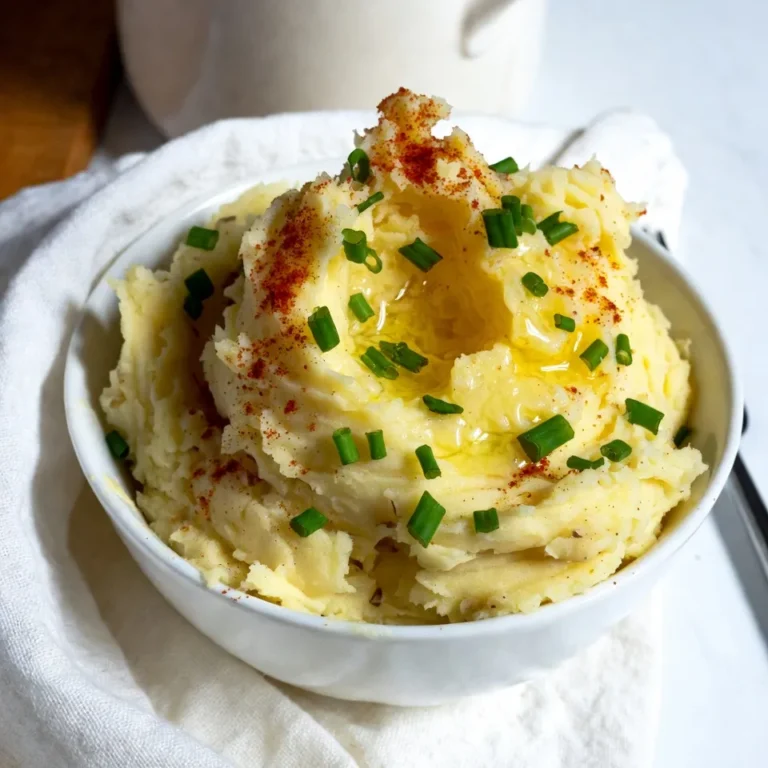 Für mein cremiges Knoblauch-Kartoffelpüree benötige ich folgende Zutaten: - 900 g Yukon Gold Kartoffeln, geschält und gewürfelt - 4 Knoblauchzehen, geschält und leicht zerdrückt - 240 ml Schlagsahne - 115 g ungesalzene Butter - Salz nach Geschmack - Frisch gemahlener schwarzer Pfeffer nach Geschmack - 60 ml frische Schnittlauch, fein gehackt (zum Garnieren) - 1/4 Teelöffel geräuchertes Paprika (optional, für eine rauchige Note) Diese Zutaten sorgen für einen tollen Geschmack. Yukon Gold Kartoffeln haben eine cremige Textur, die perfekt ist. Die Nährwerte sind wichtig, wenn du auf deine Gesundheit achtest. Yukon Gold Kartoffeln sind reich an Kalium und Vitamin C. Schlagsahne und Butter geben gesunde Fette, die gut für die Energie sind. - Eine Portion hat etwa 250 Kalorien. - Sie enthält auch 10 g Fett, 35 g Kohlenhydrate und 3 g Eiweiß. - Knoblauch unterstützt das Immunsystem und sorgt für den besonderen Geschmack. Manchmal möchte ich Abwechslung. Hier sind einige Alternativen: - Du kannst andere Kartoffelsorten wie Russet oder rote Kartoffeln verwenden. - Statt Schlagsahne kannst du Pflanzenmilch oder Gemüsebrühe nehmen. - Für eine vegane Option ersetze die Butter durch Margarine oder Olivenöl. - Frische Kräuter wie Petersilie oder Thymian sind auch lecker als Garnitur. Mit diesen Alternativen kannst du das Rezept nach deinem Geschmack anpassen. {{ingredient_image_2}} Zuerst benötigst du Yukon Gold Kartoffeln. Diese Sorte hat einen tollen Geschmack. Schäle die Kartoffeln und schneide sie in Würfel. Sie sollten gleich groß sein, damit sie gleichmäßig kochen. Nimm dann vier Knoblauchzehen, schäle sie und drücke sie leicht an. Das hilft, den vollen Knoblauchgeschmack freizusetzen. Gib die gewürfelten Kartoffeln und den zerdrückten Knoblauch in einen großen Topf. Fülle den Topf mit kaltem Wasser, bis die Kartoffeln etwa einen Zentimeter bedeckt sind. Stelle den Topf auf hohe Hitze und bringe das Wasser zum Kochen. Reduziere die Hitze, wenn das Wasser kocht. Lass die Kartoffeln 15 bis 20 Minuten köcheln, bis sie weich sind. Du kannst sie mit einer Gabel testen. Sie sollten leicht durchstochen werden können. Während die Kartoffeln kochen, nimm einen kleinen Topf. Gib die Schlagsahne und die ungesalzene Butter hinein. Erhitze die Mischung bei niedriger Hitze. Rühre ab und zu um, bis die Butter geschmolzen ist und die Sahne warm ist. Lass die Mischung nicht kochen, sonst verändert sich die Konsistenz. Sobald die Kartoffeln weich sind, gieße sie gut ab. Gib sie zurück in den heißen Topf. Das hilft, überschüssige Feuchtigkeit zu entfernen. Gieße die warme Sahne-Butter-Mischung über die Kartoffeln und den Knoblauch. Benutze einen Kartoffelstampfer oder eine Kartoffelpresse, um die Mischung zu pürieren. Püriere die Kartoffeln, bis sie die gewünschte Cremigkeit haben. Schmecke mit Salz und frisch gemahlenem Pfeffer ab. Wenn du magst, füge das geräucherte Paprika hinzu und rühre gut um. Fülle das fertige Püree in eine Schüssel und garniere es mit frischem Schnittlauch. Um die perfekte Konsistenz zu erreichen, ist Timing wichtig. Ich empfehle, die Kartoffeln genau 15 bis 20 Minuten zu kochen. Prüfen Sie sie mit einer Gabel. Sie sollten weich und zart sein. Nach dem Kochen ist das Abgießen wichtig. Lassen Sie die Kartoffeln kurz im heißen Topf, damit überschüssige Feuchtigkeit verdampfen kann. Die Sahne-Butter-Mischung sollte warm, aber nicht kochen. Gießen Sie sie langsam über die Kartoffeln und pürieren Sie sie gleichmäßig. Ein häufiger Fehler ist das Überkochen der Kartoffeln. Achten Sie darauf, dass sie nicht matschig werden. Ein weiterer Fehler ist, die Sahne-Butter-Mischung nicht warm genug zu machen. Kalte Zutaten führen zu klumpigem Püree. Verwenden Sie auch keinen zu starken Druck beim Pürieren. Sanftes Pürieren ergibt eine cremige Textur. Um mehr Geschmack zu bekommen, fügen Sie geräuchertes Paprika hinzu. Es bringt eine rauchige Note ins Gericht. Frisch gehackter Schnittlauch verleiht Farbe und Frische. Experimentieren Sie auch mit verschiedenen Kräutern wie Thymian oder Rosmarin. Für eine vegane Variante können Sie pflanzliche Butter und Sahne verwenden. Pro Tipps Wählen Sie die richtigen Kartoffeln: Yukon Gold Kartoffeln sind ideal für Püree, da sie eine cremige Textur und einen reichen Geschmack bieten. Knoblauch richtig zubereiten: Für einen intensiveren Knoblauchgeschmack können Sie die zerdrückten Knoblauchzehen mit den Kartoffeln kochen, anstatt sie zu rösten. Die richtige Konsistenz: Pürieren Sie die Kartoffeln nicht zu lange, um eine klebrige Textur zu vermeiden. Stoppen Sie, wenn sie cremig, aber noch leicht stückig sind. Variationen hinzufügen: Experimentieren Sie mit zusätzlichen Gewürzen wie Muskatnuss oder frischen Kräutern, um dem Püree eine persönliche Note zu verleihen. {{image_4}} Wenn du eine vegane Version machen willst, ist das einfach. Tausche die Schlagsahne mit einer pflanzlichen Sahne, wie Hafer- oder Kokosnusscreme. Anstelle von Butter kannst du vegane Margarine verwenden. Diese Alternativen bieten einen tollen Geschmack und die gleiche Cremigkeit. Um dein Kartoffelpüree noch interessanter zu machen, probiere verschiedene Aromen. Hier sind einige Ideen: - Geräuchertes Paprika: Für eine rauchige Note, füge einen Hauch hinzu. - Käse: Reib etwas Parmesan oder veganen Käse unter das Püree. - Kräuter: Frischer Thymian oder Rosmarin geben einen tollen Geschmack. - Zitronensaft: Ein Spritzer Zitrone bringt Frische und hebt die Aromen hervor. Das cremige Knoblauch-Kartoffelpüree lässt sich gut kombinieren. Hier sind einige Beilagen, die gut passen: - Gegrilltes Gemüse: Bunte Paprika und Zucchini sind eine schöne Wahl. - Fleischgerichte: Rinderbraten oder gebratene Hähnchenbrust harmonieren gut. - Salate: Ein frischer grüner Salat bringt eine knusprige Textur dazu. Serviere das Püree in einer großen Schüssel und garniere es mit frischem Schnittlauch. So sieht es nicht nur toll aus, sondern schmeckt auch köstlich. Um übrig gebliebenes Kartoffelpüree zu lagern, lege es in einen luftdichten Behälter. Lass das Püree zuerst auf Raumtemperatur abkühlen. Danach decke den Behälter gut ab, um den Geschmack zu bewahren. Im Kühlschrank bleibt es bis zu drei Tage frisch. Wenn du das Kartoffelpüree wieder aufwärmen möchtest, nutze den Herd oder die Mikrowelle. Füge ein wenig Milch oder Sahne hinzu, um die Cremigkeit zu erhalten. Rühre das Püree gut um, damit es gleichmäßig warm wird. Achte darauf, es nicht zu überhitzen, da es sonst trocken werden kann. Das Kartoffelpüree kann auch eingefroren werden. Fülle es in einen gefrierfesten Behälter und lasse etwas Platz für die Ausdehnung. So bleibt es bis zu zwei Monate haltbar. Zum Auftauen stelle es über Nacht in den Kühlschrank. Erwärme es dann wie oben beschrieben, um den vollen Geschmack zu genießen. Ja, du kannst andere Kartoffelsorten verwenden. Mehlige Kartoffeln wie Russets sind gut. Sie machen das Püree fluffig. Wachsartige Kartoffeln, wie rote Kartoffeln, ergeben eine festere Konsistenz. Jedes hat seinen eigenen Geschmack. Um das Püree noch cremiger zu machen, kannst du mehr Sahne oder Butter hinzufügen. Du kannst auch Frischkäse oder Sour Cream einrühren. Dies gibt dem Püree eine extra cremige Textur und tollen Geschmack. Ja, du kannst Knoblauch im Voraus zubereiten. Röste oder koche ihn und bewahre ihn im Kühlschrank auf. So sparst du Zeit, wenn du das Püree machst. Der Knoblauch bleibt frisch und lecker. Cremiges Knoblauch-Kartoffelpüree passt gut zu vielen Gerichten. Probiere es mit gebratenem Hähnchen oder Steak. Auch Gemüse wie grüne Bohnen oder Brokkoli ergänzen das Püree gut. In diesem Blogbeitrag haben wir leckeres, cremiges Knoblauch-Kartoffelpüree behandelt. Wir sprachen über die Hauptzutaten und ihre Nährwerte. Auch die Zubereitung war wichtig. Tipps zur Konsistenz und Häufige Fehler halfen dir, bessere Ergebnisse zu erzielen. Außerdem hast du Variationen und Aufbewahrungshinweise entdeckt. Denke daran, dass du mit verschiedenen Zutaten spielen kannst, um deinen eigenen Geschmack zu finden. Mit diesen Informationen kannst du jetzt ein köstliches Kartoffelpüree zubereiten, das immer gut ankommt. Viel Spaß beim Kochen!