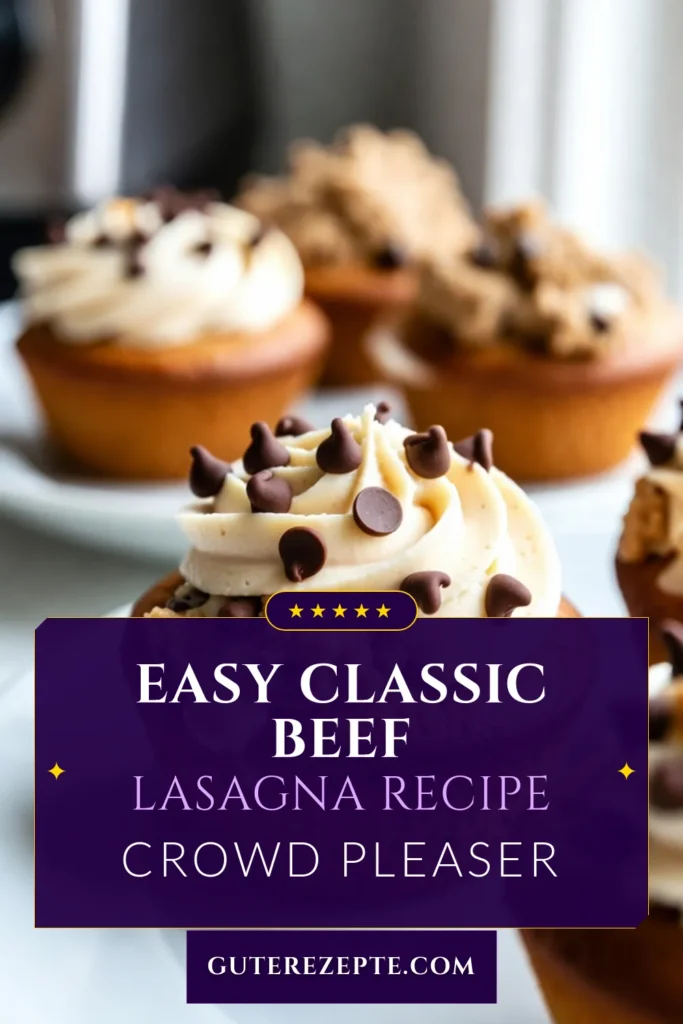 Entdecken Sie das perfekte Cupcake Rezept mit Schokoladenfüllung: Schokoladenkeks Cupcakes! Diese einfachen Cupcakes mit Schokoladenstückchen sind ein echter Hit. Gefüllt mit cremigem Schokoladenkeksteig sind sie die ideale süße Verführung für jeden Anlass. Backen Sie diese leckeren Muffins mit Keksen und verwöhnen Sie Ihre Gäste. Probieren Sie es aus und teilen Sie Ihre Kreationen! #CupcakeRezept #SchokoladenkeksCupcakes #Muffins #Schokoladenstückchen