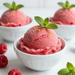 Ich liebe frische Himbeeren! Für unser Sorbet brauchen wir zwei Tassen. Diese Beeren sind süß und sauer zugleich. Sie geben dem Sorbet einen tollen Geschmack. Achte darauf, die Himbeeren gut zu waschen. So entfernst du Schmutz und kleine Insekten. Wir verwenden eine Tasse frisch gepressten Zitronensaft. Das sind etwa vier bis sechs Zitronen. Der Saft bringt frische und Säure ins Sorbet. Auch die Schale von zwei Zitronen ist wichtig. Sie gibt dem Sorbet ein zusätzliches Zitronenaroma. Mit einer Reibe kannst du die Schale leicht abnehmen. Um das Sorbet süß zu machen, brauchen wir eine Tasse Kristallzucker. Der Zucker hilft, die Säure der Zitronen auszugleichen. Außerdem verwenden wir eineinhalb Tassen Wasser. Das Wasser wird mit dem Zucker erhitzt, um einen einfachen Sirup zu machen. Dieser Sirup verbindet alle Zutaten gut miteinander. {{ingredient_image_2}} Um den einfachen Sirup zu machen, nehme ich einen mittelgroßen Kochtopf. Ich gebe eine Tasse Kristallzucker und 1 ½ Tassen Wasser hinein. Bei mittlerer Hitze rühre ich die Mischung, bis der Zucker komplett aufgelöst ist. Das dauert nur ein paar Minuten. Sobald der Zucker aufgelöst ist, nehme ich den Topf vom Herd. Dann lasse ich den Sirup auf Raumtemperatur abkühlen. Während der Sirup abkühlt, wasche ich 2 Tassen frische Himbeeren gründlich. Ich gebe die Himbeeren in einen Mixer. Zusätzlich füge ich 1 Tasse frisch gepressten Zitronensaft und die Schale von 2 Zitronen hinzu. Ich mixe alles, bis die Mischung schön cremig und glatt ist. Diese Mischung wird die Hauptbasis für das Sorbet. Jetzt ist es Zeit, die Himbeermischung abzuseihen. Ich benutze ein feines Sieb und stelle eine große Schüssel darunter. Ich gieße die Mischung vorsichtig in das Sieb. Mit der Rückseite eines Löffels drücke ich sanft, um so viel Püree wie möglich zu extrahieren. Danach nehme ich den abgekühlten Sirup und kombiniere ihn in der Schüssel mit dem Himbeerpüree. Ich rühre alles gut um, bis die Mischung gleichmäßig ist. Jetzt ist mein Sorbet bereit für den nächsten Schritt! Um die perfekte Konsistenz für dein Himbeer-Zitronen-Sorbet zu bekommen, ist das Rühren wichtig. Wenn du eine Eismaschine benutzt, folge den Anweisungen des Herstellers. Bei der Handmethode rühre die Mischung alle 30 Minuten mit einer Gabel. Das macht das Sorbet fluffig und cremig. Achte darauf, dass du die Mischung lange genug rührst, damit sie nicht zu fest wird. Das Ziel ist eine leichte und luftige Textur. Die Verwendung einer Eismaschine macht das Sorbet ganz einfach. Sie rührt die Mischung automatisch und sorgt für eine gleichmäßige Konsistenz. Wenn du keine Eismaschine hast, kannst du die Handmethode verwenden. Das dauert zwar länger, aber das Ergebnis ist ebenso lecker. Stelle die Mischung in eine flache Schale und rühre sie regelmäßig. So bekommst du auch ohne Eismaschine ein tolles Sorbet. Um dein Sorbet hübsch zu servieren, kannst du frische Minzblätter verwenden. Diese geben einen tollen Kontrast zur Farbe. Du kannst das Sorbet auch in einer großen Schüssel servieren oder in kleinen Gläsern. Für einen besonderen Touch kannst du ein Stück Zitrone am Rand anbringen. Das sieht nicht nur gut aus, sondern bringt auch einen zusätzlichen Frischekick. Pro Tipps Frische Himbeeren wählen: Verwenden Sie die frischesten Himbeeren, die Sie finden können, um den besten Geschmack und die schönste Farbe in Ihrem Sorbet zu erzielen. Zitronensaft frisch pressen: Frisch gepresster Zitronensaft hat einen intensiveren Geschmack als abgepackter Saft und macht Ihr Sorbet erfrischender. Sorbet regelmäßig umrühren: Wenn Sie keine Eismaschine verwenden, ist es wichtig, das Sorbet alle 30 Minuten umzurühren, um eine cremige Konsistenz zu erreichen und Eiskristalle zu vermeiden. Minze als Garnitur: Frische Minzblätter verleihen Ihrem Sorbet nicht nur Farbe, sondern auch einen zusätzlichen frischen Geschmack. Sie sind eine perfekte Ergänzung! {{image_4}} Du kannst das Himbeer-Zitronen-Sorbet leicht anpassen. Probiere andere Früchte wie Erdbeeren, Pfirsiche oder Mango. Diese Früchte bringen ihren eigenen Geschmack ins Spiel. Mixe sie einfach mit Zitronensaft und Zucker. Das Ergebnis wird immer frisch und lecker sein. Wenn du ein veganes Sorbet machen möchtest, ersetze den Zucker. Verwende stattdessen Agavendicksaft oder Honig, wenn du nicht vegan bist. Du kannst auch fruchtbare Süßstoffe verwenden. Diese Alternativen sind oft kalorienärmer. Sie geben dem Sorbet trotzdem einen süßen Kick. Kombiniere verschiedene Geschmäcker für noch mehr Genuss. Himbeeren mit Zitronen sind klassisch, aber auch Himbeeren mit Limetten sind toll. Mischst du Melonen und Minze, erhältst du ein erfrischendes Sorbet. Sei kreativ! Die Möglichkeiten sind fast unbegrenzt. Du kannst sogar eine Schicht Sorbet aus einer Frucht und eine andere Schicht aus einer anderen machen. Das sieht toll aus und schmeckt lecker! Raspberry Lemonade Sorbet braucht die richtige Lagerung. Ich empfehle, das Sorbet in einem luftdichten Behälter zu lagern. So bleibt die Textur gut und die Aromen frisch. Achte darauf, die Oberfläche des Sorbets glatt zu streichen. Das hilft, Eiskristalle zu vermeiden. Wenn du keinen luftdichten Behälter hast, kannst du auch Frischhaltefolie verwenden. Lege sie direkt auf die Oberfläche des Sorbets. Wenn du das Sorbet richtig lagerst, bleibt es bis zu zwei Monate frisch. Nach dieser Zeit kann die Qualität sinken. Das Sorbet könnte gefrieren und die Textur ändern. Achte immer auf den Geruch und das Aussehen. Wenn es seltsam riecht oder sich verfärbt, ist es besser, es nicht zu essen. Wenn du das Sorbet wieder einfrierst, gibt es einige Tipps. Lass es zuerst leicht antauen, bevor du es wieder einfrierst. Das macht es leichter, das Sorbet zu portionieren. Rühre das Sorbet vor dem Servieren gut durch. So wird es wieder fluffig und cremig. Wenn du das Sorbet öfter machst, teste verschiedene Lagerbehälter. Finde heraus, was für dich am besten funktioniert. Die Zubereitung von Himbeer-Zitronen-Sorbet dauert etwa 15 Minuten. Danach benötigt es 4 bis 5 Stunden im Gefrierfach, um fest zu werden. Die meiste Zeit geht für das Gefrieren drauf. Wenn du eine Eismaschine nutzt, kann es schneller gehen, da sie das Sorbet besser rührt und luftiger macht. Ja, du kannst gefrorene Himbeeren verwenden! Das macht die Zubereitung einfacher und schneller. Achte darauf, die gefrorenen Beeren vorher leicht auftauen zu lassen. Das hilft beim Mixen und sorgt für eine glattere Textur. Ja, Himbeer-Zitronen-Sorbet ist glutenfrei. Alle Zutaten in diesem Rezept enthalten kein Gluten. So können alle, auch die mit Glutenunverträglichkeit, dieses leckere Sorbet genießen. Heute haben wir gelernt, wie man frisches Himbeersorbet zubereitet. Wir haben die Zutaten besprochen, von Himbeeren über Zitronensaft bis zu Zucker. Die Step-by-Step-Anleitung zeigt, wie einfach der Prozess ist. Wir haben auch Tipps für die perfekte Konsistenz und mögliche Variationen behandelt. Am Ende bleibt das Sorbet im Gefrierfach frisch. Mit diesen Tipps wirst du dein Sorbet ganz einfach machen können. Viel Spaß beim Ausprobieren!