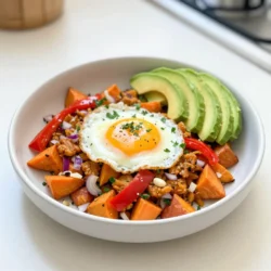 Für dieses nahrhafte Gericht benötigen wir: - 2 mittlere Süßkartoffeln, geschält und gewürfelt - 1 Paprika, gewürfelt (jede Farbe) - 1 kleine rote Zwiebel, gehackt - 2 Knoblauchzehen, fein gehackt Diese Zutaten sind die Basis für unseren Frühstücks-Hash. Süßkartoffeln geben eine süße Note. Paprika und Zwiebeln bringen Farbe und Geschmack. Knoblauch sorgt für ein tolles Aroma. Um den Geschmack zu heben, verwenden wir: - 1 Teelöffel geräuchertes Paprikapulver - 1 Teelöffel Kreuzkümmel - Salz und Pfeffer nach Geschmack - 2 Esslöffel Olivenöl Das geräucherte Paprikapulver verleiht dem Gericht eine rauchige Tiefe. Kreuzkümmel bringt Wärme und Erdigkeiten. Das Olivenöl hilft, alles gut zu braten und sorgt für eine schöne Textur. Für die Proteinquelle haben Sie zwei Optionen: - 4 große Eier - Tofu für eine vegane Option Eier bringen eine cremige Konsistenz und einen reichen Geschmack. Tofu ist perfekt für Veganer. Er nimmt die Aromen der Gewürze gut auf und macht das Gericht ebenfalls sättigend. {{ingredient_image_2}} Beginne mit zwei mittleren Süßkartoffeln. Schäle sie und schneide sie in kleine Würfel. Diese Würfel helfen, die Süßkartoffeln gleichmäßig zu garen. Erhitze dann zwei Esslöffel Olivenöl in einer großen Pfanne bei mittlerer Hitze. Gib die gewürfelten Süßkartoffeln in die Pfanne. Brate sie etwa zehn Minuten lang an. Rühre gelegentlich um, damit sie nicht anbrennen. Die Süßkartoffeln sollten weich werden und eine schöne Farbe bekommen. Sobald die Süßkartoffeln weich sind, füge eine gewürfelte Paprika und eine gehackte kleine rote Zwiebel hinzu. Diese Zutaten bringen Farbe und Geschmack. Koche die Mischung für weitere fünf bis sieben Minuten. Das Gemüse sollte zart sein, und die Süßkartoffeln sollten leicht bräunen. Jetzt ist es Zeit, zwei fein gehackte Knoblauchzehen, einen Teelöffel geräuchertes Paprikapulver, einen Teelöffel Kreuzkümmel, Salz und Pfeffer hinzuzufügen. Rühre alles gut um und koche die Mischung für zwei bis drei Minuten. Der Knoblauch sollte jetzt aromatisch sein. Drücke vier kleine Vertiefungen in die Mischung. Du kannst jetzt vier große Eier in jede Vertiefung knacken. Wenn du eine vegane Option möchtest, füge zerbröckelten Tofu anstelle der Eier hinzu. Decke die Pfanne ab und koche alles für etwa fünf bis sieben Minuten. Die Eier sollten nach deinem Geschmack gar sein. Wenn alles fertig ist, nimm die Pfanne vom Herd. Garniere das Gericht mit gehackter Petersilie und serviere es sofort. Optional kannst du auch Avocadoscheiben dazu legen. Sie geben eine tolle Cremigkeit. Um die Süßkartoffeln perfekt zuzubereiten, schneiden Sie sie in gleich große Würfel. Das sorgt für gleichmäßiges Garen. Braten Sie die Süßkartoffeln zuerst für etwa zehn Minuten an. So werden sie weich und bekommen eine schöne Bräunung. Verwenden Sie mittlere Hitze, damit sie nicht anbrennen. Wenn sie fast gar sind, können Sie die Hitze erhöhen, um eine knusprige Außenseite zu erreichen. Die Gewürze bringen Geschmack und Vielfalt in Ihr Frühstücks-Hash. Neben geräuchertem Paprikapulver und Kreuzkümmel können Sie auch andere Gewürze ausprobieren. Zum Beispiel passen Kurkuma und Chili gut dazu. Für eine frische Note fügen Sie etwas Zitronensaft oder Limettensaft hinzu. Experimentieren Sie mit verschiedenen Kräutern wie Thymian oder Oregano. So wird jedes Gericht einzigartig. Die Präsentation Ihres Frühstücks-Hash macht viel aus. Servieren Sie das Gericht in bunten Schalen. Streuen Sie frisch gehackte Petersilie darüber für einen schönen Kontrast. Legen Sie Avocadoscheiben daneben, um Farbe und Cremigkeit hinzuzufügen. Sie können auch einen Klecks Joghurt oder eine Salsa dazugeben. Diese Details machen Ihr Frühstück nicht nur lecker, sondern auch ansprechend für das Auge. Pro Tipps Wahl der Süßkartoffeln: Achten Sie darauf, frische und feste Süßkartoffeln auszuwählen, um die beste Textur und den besten Geschmack zu erzielen. Veganer Tofu: Wenn Sie Tofu verwenden, drücken Sie ihn gut aus, um überschüssige Feuchtigkeit zu entfernen. So erhält er eine bessere Textur beim Braten. Gewürze anpassen: Experimentieren Sie mit verschiedenen Gewürzen wie Chili-Pulver oder Kurkuma, um dem Gericht eine individuelle Note zu verleihen. Servierideen: Servieren Sie das Hash mit einem Spritzer Limettensaft für eine frische, zesty Note, die die Aromen hebt. {{image_4}} Für eine vegane Version des Frühstücks-Hash tauschen Sie die Eier gegen Tofu aus. Zerbröckeln Sie den Tofu und fügen Sie ihn in die Vertiefungen. Tofu hat einen milden Geschmack und nimmt die Gewürze gut auf. Verwenden Sie festeren Tofu für die beste Textur. Diese Variante bleibt ebenso nahrhaft und lecker. Sie können dieses Gericht leicht anpassen. Fügen Sie zum Beispiel Spinat, Zucchini oder Pilze hinzu. Diese Gemüse bringen Farbe und zusätzliche Nährstoffe. Experimentieren Sie mit der Menge an Gemüse, die Sie mögen. Jedes Gemüse hat seine eigene Note, die das Gericht aufpeppt. Wenn Sie mehr Protein möchten, fügen Sie Speck oder Wurst hinzu. Braten Sie das Fleisch zuerst in der Pfanne an, bevor Sie das Gemüse hinzufügen. So wird das Hash herzhaft und sättigend. Auch Hühnerbrust oder Schinken passen gut in dieses Gericht. Probieren Sie verschiedene Fleischsorten und finden Sie Ihre Lieblingskombination. Der Süßkartoffel Frühstücks-Hash hält sich gut im Kühlschrank. Stellen Sie sicher, dass Sie ihn in einem luftdichten Behälter aufbewahren. So bleibt die Frische erhalten. Er kann bis zu drei Tage lang im Kühlschrank bleiben. Vor dem Servieren können Sie einfach einen Löffel entnehmen. Wenn Sie mehr für später zubereiten möchten, können Sie den Hash einfrieren. Lassen Sie ihn zuerst vollständig abkühlen. Dann füllen Sie ihn in einen gefrierfesten Behälter. Achten Sie darauf, etwas Platz zu lassen, da sich das Essen beim Einfrieren ausdehnt. Der Hash kann bis zu drei Monate eingefroren werden. Um den Hash wieder aufzuwärmen, nehmen Sie ihn aus dem Kühlschrank oder Gefrierschrank. Wenn er gefroren ist, lassen Sie ihn zuerst im Kühlschrank auftauen. Erhitzen Sie ihn dann in einer Pfanne auf mittlerer Hitze. Fügen Sie ein wenig Olivenöl hinzu, um ein Ankleben zu vermeiden. Rühren Sie ihn gelegentlich um, bis er warm ist. Wenn Sie Eier hinzugefügt haben, können Sie auch ein paar frische Eier gleichzeitig braten. So bleibt das Gericht lecker und frisch. Der Süßkartoffel Frühstücks-Hash hält sich im Kühlschrank etwa 3 bis 4 Tage. Es ist wichtig, den Hash in einem luftdichten Behälter aufzubewahren. So bleibt er frisch und lecker. Achte darauf, das Gericht abzukühlen, bevor du es in den Kühlschrank stellst. Das hilft, den Geschmack zu bewahren. Ja, du kannst den Süßkartoffel Frühstücks-Hash gut vorbereiten. Koche ihn wie beschrieben und lasse ihn abkühlen. Danach kannst du ihn in den Kühlschrank stellen. Am nächsten Morgen kannst du ihn einfach aufwärmen. Dies spart Zeit und ist perfekt für einen schnellen Start in den Tag. Zu diesem Frühstücks-Hash passen viele Beilagen gut. Hier sind einige Ideen: - Avocadoscheiben, für mehr Cremigkeit und Geschmack - Frische Kräuter, wie Koriander oder Petersilie, für einen frischen Kick - Ein Spritzer Limettensaft, um die Aromen zu heben - Ein Stück Toast oder ein Brötchen, um das Gericht zu ergänzen Diese Beilagen machen dein Frühstück noch köstlicher und abwechslungsreicher. Dieser Artikel hat dir gezeigt, wie man ein leckeres Süßkartoffel Frühstücks-Hash zubereitet. Du hast die Hauptzutaten, Gewürze und Proteinoptionen kennengelernt. Wir haben die Zubereitung Schritt für Schritt durchgesprochen und nützliche Tipps gegeben. Außerdem konntest du verschiedene Variationen und Lagerungshinweise entdecken. Für ein schnelles, gesundes Frühstück ist unser Hash eine gute Wahl. Es ist einfach anpassbar und lecker. Probiere es selbst aus und genieße die Vielfalt!