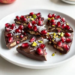 Um die Granatapfel-Schokoladenrinde zu machen, brauchst du: - 2 Tassen Zartbitter-Schokoladenstückchen (mindestens 70% Kakao) - 1 Tasse Granatapfelkerne - 1/2 Tasse ungesüßte, geriebene Kokosnuss - 1/4 Tasse gehackte Pistazien - Eine Prise Meersalz Diese Zutaten geben der Rinde einen köstlichen Geschmack und eine schöne Textur. Die dunkle Schokolade hat einen reichen Geschmack. Die Granatapfelkerne fügen Frische und einen süßen Biss hinzu. Für das Topping kannst du noch etwas mehr Vielfalt hinzufügen: - Geröstete Mandeln - Kokosflocken - Mini-Schokoladenstückchen Diese Toppings sorgen für mehr Knusprigkeit und Geschmack. Du kannst auch saisonale Früchte verwenden, um die Rinde zu variieren. Die Qualität der Zutaten ist sehr wichtig. Verwende hochwertige Schokolade mit hohem Kakaoanteil. Sie hat weniger Zucker und mehr Geschmack. Granatapfelkerne sollten frisch und saftig sein. Achte darauf, dass die Kokosnuss ungesüßt ist, damit die Rinde nicht zu süß wird. Frische und natürliche Zutaten machen das Dessert nicht nur lecker, sondern auch gesünder. {{ingredient_image_2}} Zuerst nehmen Sie zwei Tassen Zartbitter-Schokoladenstückchen. Geben Sie sie in eine hitzebeständige Schüssel. Setzen Sie die Schüssel über einen Topf mit kochendem Wasser. Rühren Sie die Schokolade gelegentlich um. Sie wird glatt und cremig. Alternativ können Sie die Schokolade auch in der Mikrowelle schmelzen. Stellen Sie die Mikrowelle auf 30 Sekunden ein. Rühren Sie nach jeder Runde um, bis die Schokolade ganz flüssig ist. Bereiten Sie nun Ihr Backblech vor. Legen Sie ein Stück Backpapier darauf. Achten Sie darauf, dass das Papier glatt und flach ist. So bleibt die Schokolade beim Abkühlen an ihrem Platz. Gießen Sie die geschmolzene Schokolade auf das Backblech. Nehmen Sie einen Spatel und verteilen Sie die Schokolade gleichmäßig. Machen Sie ein Rechteck, das etwa 0,5 cm dick ist. Achten Sie darauf, dass die Schokolade nicht zu dünn wird. Jetzt kommt der aufregende Teil! Während die Schokolade noch warm ist, streuen Sie die Toppings darauf. Verteilen Sie eine Tasse Granatapfelkerne, eine halbe Tasse geriebene Kokosnuss und eine viertel Tasse gehackte Pistazien gleichmäßig. Drücken Sie die Toppings leicht in die Schokolade, damit sie haften bleiben. Platzieren Sie das Backblech jetzt im Kühlschrank. Lassen Sie die Schokolade dort für etwa 30 Minuten kühlen. Dies hilft der Schokolade, fest und hart zu werden. Überprüfen Sie nach der Zeit, ob die Schokolade gut durchgehärtet ist. Sobald die Schokolade fest ist, nehmen Sie das Backblech aus dem Kühlschrank. Brechen Sie die Rinde in unregelmäßige Stücke. Sie können dies mit den Händen oder einem Messer machen. Servieren Sie die Stücke sofort oder bewahren Sie sie in einem luftdichten Behälter auf. So bleibt die Rinde bis zu zwei Wochen frisch. Schokolade schmelzen kann knifflig sein. Ich empfehle, ein Wasserbad zu nutzen. So wird die Hitze sanft verteilt. Rühren Sie die Schokolade oft um. Wenn sie klumpig wird, ist sie verbrannt. Das wollen wir vermeiden. Wenn Sie die Mikrowelle nutzen, schmelzen Sie die Schokolade in 30-Sekunden-Intervallen. Überprüfen Sie sie zwischen den Intervallen. So verhindern Sie Überhitzung. Kühlen Sie die Schokolade für etwa 30 Minuten im Kühlschrank. Stellen Sie sicher, dass die Rinde nicht zu weich ist. Wenn Sie es länger kühlen, wird die Rinde härter. Achten Sie darauf, dass die Rinde nicht feucht wird. Feuchtigkeit kann die Textur ruinieren. Verpacken Sie sie luftdicht, wenn Sie sie länger aufbewahren möchten. Die Präsentation ist wichtig! Schneiden Sie die Rinde in unregelmäßige Stücke. Legen Sie sie auf einen schönen Teller. Garnieren Sie die Rinde mit frischen Granatapfelkernen. Das sieht toll aus und zieht alle Blicke an. Verwenden Sie auch schöne Schalen für die Rinde. So wird sie zum Star Ihrer Dessertplatte. Pro Tipps Schokolade richtig schmelzen: Achte darauf, die Schokolade langsam zu schmelzen, um ein Anbrennen zu vermeiden. Ein Wasserbad ist ideal, um die Temperatur zu regulieren. Variationen ausprobieren: Experimentiere mit verschiedenen Nüssen oder Trockenfrüchten als Topping, um deiner Schokoladenrinde eine persönliche Note zu geben. Rinde gleichmäßig brechen: Um gleichmäßige Stücke zu erhalten, kannst du die Rinde nach dem Kühlen mit einem scharfen Messer in Stücke schneiden. Servieren mit Stil: Garniere die Schokoladenrinde mit frischen Minzblättern oder zusätzlichen Granatapfelkernen für eine ansprechende Präsentation. {{image_4}} Du kannst die Granatapfelkerne leicht ersetzen. Probiere getrocknete Cranberries oder Himbeeren. Diese Früchte geben einen süßen und fruchtigen Geschmack. Auch gehackte Äpfel sind eine gute Wahl. Sie bringen eine knackige Textur in die Rinde. Du kannst auch verschiedene Beeren verwenden. Blaubeeren oder Erdbeeren sind lecker und bunt. Die Schokolade ist der Star dieser Rinde. Du kannst Zartbitter-, Vollmilch- oder weiße Schokolade verwenden. Dunkle Schokolade hat einen intensiven Geschmack. Vollmilch ist süßer und cremiger. Weiße Schokolade ist süß und harmoniert gut mit fruchtigen Toppings. Mische verschiedene Sorten für einen tollen Effekt. Sei kreativ und finde heraus, was dir am besten schmeckt. Für mehr Abwechslung kannst du zusätzliche Toppings hinzufügen. Streue geröstete Mandeln oder Walnüsse auf die Schokolade. Sie geben einen knackigen Biss. Du kannst auch Kokosraspeln oder Schokoladenstückchen verwenden. Experimentiere mit Gewürzen wie Zimt oder Vanille. Diese Aromen bringen Wärme und Tiefe. Lass deiner Kreativität freien Lauf und finde deine perfekte Kombination! Die Granatapfel-Schokoladenrinde kann bei Raumtemperatur gelagert werden. Halte sie in einem luftdichten Behälter. So bleibt die Rinde bis zu zwei Wochen frisch. Stelle den Behälter an einen kühlen, dunklen Ort. Vermeide direkte Sonneneinstrahlung oder hohe Temperaturen. Zu viel Wärme kann die Schokolade weich machen. Wenn du die Schokoladenrinde länger aufbewahren möchtest, lagere sie im Kühlschrank. Das hilft, die Frische zu bewahren. In einem luftdichten Behälter bleibt die Rinde bis zu zwei Wochen haltbar. Achte darauf, dass der Behälter gut verschlossen ist. So bleibt die Rinde vor Feuchtigkeit geschützt. Um die Frische zu erhalten, beachte diese Tipps: - Isolation: Lege ein Blatt Backpapier zwischen die Schichten, falls du mehrere Schichten stapelst. - Temperatur: Lass die Rinde vor dem Servieren auf Raumtemperatur kommen. So wird sie wieder knusprig. - Vermeide Luft: Halte die Rinde immer in einem luftdichten Behälter. So bleibt sie frisch und lecker. Mit diesen Tipps bleibt deine Granatapfel-Schokoladenrinde immer ein Genuss! Die Granatapfel-Schokoladenrinde bleibt frisch für bis zu zwei Wochen. Bewahre sie in einem luftdichten Behälter auf. So bleibt der Geschmack optimal. Bei Raumtemperatur ist sie ideal, aber auch im Kühlschrank hält sie gut. Achte darauf, die Rinde nicht der Luft auszusetzen. So vermeidest du, dass sie austrocknet. Ja, du kannst die Schokolade in der Mikrowelle schmelzen. Stelle die Schokolade in eine mikrowellengeeignete Schüssel. Schmelze sie in 30-Sekunden-Intervallen. Rühre die Schokolade nach jedem Intervall um. So verhinderst du, dass die Schokolade anbrennt. Achte darauf, dass sie vollständig flüssig ist, bevor du sie verwendest. Du kannst viele Nüsse anstelle von Pistazien verwenden. Walnüsse, Mandeln oder Haselnüsse funktionieren gut. Diese Nüsse bieten auch einen tollen Geschmack. Du kannst sie grob hacken, bevor du sie hinzufügst. So gibst du der Rinde eine schöne Textur. Experimentiere mit verschiedenen Nüssen, um deinen Favoriten zu finden. Du hast gelernt, wie man köstliche Granatapfel-Schokoladenrinde macht. Wir haben die Hauptzutaten und Tipps durchgesehen. Auch die besten Tricks für das Schmelzen und Servieren wurden erklärt. Denke daran, dass du mit verschiedenen Variationen experimentieren kannst. Achte auf die Lagerung, damit alles frisch bleibt. Mit diesen Infos machst du einen tollen Snack! Jetzt liegt es an dir, es auszuprobieren und zu genießen.