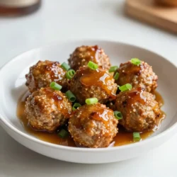 Die Hauptbestandteile für die Honig-Knoblauch-Hühnchen-Fleischbällchen sind einfach und frisch. Hier sind sie: - 500 g gemahlenes Hühnchen - 125 g Semmelbrösel - 30 g geriebener Parmesan - 30 g frische Petersilie, gehackt - 2 Knoblauchzehen, fein gehackt - 1 Ei Diese Zutaten bilden die Basis der Fleischbällchen. Das gemahlene Hühnchen sorgt für die Hauptproteinquelle. Die Semmelbrösel geben den Fleischbällchen den nötigen Halt. Parmesan und Petersilie bringen tollen Geschmack und Farbe. Die Gewürze und Aromen sind entscheidend für den Geschmack. Hier sind die benötigten: - 1 Teelöffel Salz - 1/2 Teelöffel Pfeffer - 1/2 Teelöffel Zwiebelpulver Das Salz hebt die Aromen hervor, während Pfeffer eine sanfte Schärfe hinzufügt. Zwiebelpulver verleiht den Fleischbällchen eine zusätzliche Geschmacksnote. Diese Kombination macht die Bällchen besonders lecker. Die Garnierung und optionale Beigaben bringen das Gericht auf die nächste Stufe. Hier ist, was Sie brauchen: - 1 Frühlingszwiebel, in Ringe geschnitten (zum Garnieren) Die Frühlingszwiebel fügt Frische und einen leichten Biss hinzu. Sie sieht auch hübsch aus. Wenn Sie möchten, können Sie die Fleischbällchen mit Reis oder Gemüse servieren. So wird das Gericht noch vielseitiger und sättigender. {{ingredient_image_2}} Heize deinen Ofen auf 200°C vor. Das ist wichtig, um die Fleischbällchen gleichmäßig zu garen. Nimm ein Backblech und lege es mit Backpapier aus. Das Backpapier hilft, dass die Fleischbällchen nicht ankleben. Es macht die Reinigung auch einfacher. In einer großen Schüssel kombinierst du 500 g gemahlenes Hühnchen, 125 g Semmelbrösel und 30 g geriebenen Parmesan. Füge auch 30 g gehackte Petersilie, zwei fein gehackte Knoblauchzehen, ein Ei, einen Teelöffel Salz, einen halben Teelöffel Pfeffer und einen halben Teelöffel Zwiebelpulver hinzu. Mische alles gut, bis die Zutaten gleichmäßig verteilt sind. Befeuchte deine Hände leicht, um die Mischung nicht zu kleben. Forme dann die Mischung in kleine Bällchen, etwa 2,5 cm groß. Lege diese auf das Backblech. Achte darauf, dass die Bällchen genug Platz haben. Jetzt ist es Zeit, die Fleischbällchen zu backen. Schiebe das Backblech in den vorgeheizten Ofen. Backe die Fleischbällchen für etwa 20 bis 25 Minuten. Sie sind fertig, wenn sie durchgegart und goldbraun sind. Wende sie zur Hälfte der Backzeit, damit sie gleichmäßig garen. Um die Honig-Knoblauch-Sauce zuzubereiten, brauchen Sie: - 120 ml Honig - 60 ml Sojasauce - 1 Esslöffel Apfelessig - 1 Teelöffel Sesamöl Diese Zutaten sorgen für den süßen und herzhaften Geschmack. Die Sauce ist schnell gemacht. Kochen Sie die Mischung bei mittlerer Hitze. Lassen Sie sie 5-7 Minuten köcheln. So verdickt sie leicht. Achten Sie darauf, dass die Sauce nicht anbrennt. Rühren Sie regelmäßig um, um eine gleichmäßige Konsistenz zu erreichen. Hier sind einige Tipps, um die Sauce perfekt zu machen: - Verwenden Sie frischen Honig für den besten Geschmack. - Passen Sie die Sojasauce nach Ihrem Salzgeschmack an. - Fügen Sie bei Bedarf etwas Wasser hinzu, wenn die Sauce zu dick wird. - Probieren Sie die Sauce, bevor Sie sie über die Fleischbällchen gießen. So können Sie den Geschmack anpassen. Mit diesen einfachen Schritten wird Ihre Honig-Knoblauch-Sauce zu einem Hit! Pro Tipps Fleischbällchen gleichmäßig formen: Achten Sie darauf, dass die Fleischbällchen gleich groß sind, damit sie gleichmäßig garen und eine schöne Konsistenz haben. Honig-Knoblauch-Sauce anpassen: Sie können die Süße der Sauce nach Ihrem Geschmack anpassen, indem Sie mehr oder weniger Honig hinzufügen. Ein Spritzer Limettensaft kann auch eine interessante Note hinzufügen. Garnierung für mehr Farbe: Verwenden Sie frische Kräuter wie Koriander oder Petersilie als Garnierung, um das Gericht visuell ansprechender zu machen. Vorbereitung im Voraus: Sie können die Fleischbällchen im Voraus zubereiten und im Kühlschrank aufbewahren. Einfach vor dem Servieren backen und mit der Sauce überziehen. {{image_4}} Um die besten Fleischbällchen zuzubereiten, ist es wichtig, die Mischung gut zu vermengen. Achten Sie darauf, die Zutaten gleichmäßig zu verteilen. Verwenden Sie frisches Hühnchen für besseren Geschmack. Befeuchten Sie Ihre Hände, um die Bällchen leicht zu formen. So kleben sie nicht. Backen Sie die Fleischbällchen auf einem mit Backpapier ausgelegten Blech. Drehen Sie sie nach der Hälfte der Zeit, damit sie gleichmäßig garen. Diese Fleischbällchen passen gut zu vielen Beilagen. Servieren Sie sie mit gedämpften Gemüse. Reis oder Quinoa sind auch tolle Optionen. Für einen frischen Touch können Sie einen Salat hinzufügen. Ein knackiger Gurkensalat ergänzt die süße Sauce perfekt. Auch Nudeln in einer leichten Sauce schmecken hervorragend dazu. Ein häufiger Fehler ist, die Mischung zu trocken zu machen. Achten Sie darauf, die richtige Menge Ei und Semmelbrösel zu verwenden. Wenn die Bällchen beim Backen auseinanderfallen, sind sie wahrscheinlich zu locker. Formen Sie sie fest, aber nicht zu fest. Lassen Sie auch genug Platz zwischen den Bällchen auf dem Blech. So können sie gleichmäßig garen. Wenn du spezielle Diäten einhältst, gibt es viele Alternativen. Du kannst mageres Putenfleisch statt Hühnchen verwenden. Für eine glutenfreie Option, nutze glutenfreie Semmelbrösel. Vegetarier können eine Mischung aus Kichererbsen und Quinoa ausprobieren. Das gibt dir eine tolle Textur und Protein. Achte darauf, die anderen Zutaten nach Bedarf anzupassen. Um die Aromen zu verstärken, kannst du verschiedene Gewürze hinzufügen. Eine Prise Cayennepfeffer gibt einen kleinen Kick. Du kannst auch frischen Ingwer reiben, um etwas Würze hinzuzufügen. Für einen süßeren Geschmack probiere etwas Zimt. Diese kleinen Anpassungen machen das Gericht besonders lecker. Lass deiner Kreativität freien Lauf und experimentiere! Die Honig-Knoblauch-Sauce ist köstlich, aber du kannst sie auch variieren. Füge etwas Sriracha für Schärfe hinzu. Wenn du eine fruchtige Note magst, probiere Ananassaft oder Orangensaft. Das gibt der Sauce eine interessante Süße. Du kannst auch Erdnussbutter für eine cremigere Konsistenz verwenden. Diese Variationen machen deine Fleischbällchen immer wieder neu und spannend! Um die Honig-Knoblauch-Hühnchen-Fleischbällchen frisch zu halten, lege sie in einen luftdichten Behälter. Sie bleiben im Kühlschrank etwa drei bis vier Tage gut. Achte darauf, dass die Fleischbällchen vollständig abgekühlt sind, bevor du sie lagerst. Das schützt sie vor einer feuchten Umgebung und sorgt dafür, dass sie ihren Geschmack behalten. Wenn du die Fleischbällchen länger aufbewahren möchtest, friere sie einfach ein. Lege sie nach dem Abkühlen auf ein Backblech und stelle das Blech in den Gefrierschrank. Wenn sie gefroren sind, packe die Bällchen in einen gefriergeeigneten Beutel. So kannst du sie bis zu drei Monate aufbewahren. Beschrifte den Beutel mit dem Datum, damit du weißt, wie lange sie schon eingefroren sind. Um die gefrorenen Fleischbällchen wieder aufzuwärmen, gibt es verschiedene Methoden. Die beste Methode ist, sie im Ofen bei 180°C für etwa 20 Minuten zu backen. So werden sie gleichmäßig warm und bleiben saftig. Du kannst sie auch in der Mikrowelle aufwärmen. Stelle die Mikrowelle auf mittlere Leistung und erhitze die Bällchen in Intervallen von einer Minute. Überprüfe zwischendurch die Temperatur, damit sie nicht austrocknen. Die Fleischbällchen halten sich gut im Kühlschrank. Sie können sie bis zu 3 Tage aufbewahren. Stellen Sie sicher, dass Sie sie in einem luftdichten Behälter lagern. Wenn Sie die Fleischbällchen länger aufbewahren möchten, frieren Sie sie ein. Sie können bis zu 3 Monate im Gefrierfach bleiben. Ja, Sie können das Rezept leicht anpassen. Probieren Sie Rinderhack oder Schweinehack für einen anderen Geschmack. Gemischtes Hackfleisch funktioniert auch gut. Achten Sie darauf, die Garzeit entsprechend anzupassen. Um die Sauce dicker zu machen, köcheln Sie sie länger. Sie können auch einen Esslöffel Maisstärke mit Wasser mischen und hinzufügen. Dies gibt der Sauce eine schöne Konsistenz. Probieren Sie auch, weniger Honig oder Sojasauce zu verwenden, um die Dicke zu beeinflussen. Zusammenfassend haben wir die wichtigsten Punkte zur Zubereitung von Fleischbällchen durchgegangen. Wir haben die Zutaten besprochen, das richtige Backen gelernt und Tipps für die Sauce gegeben. Fleischbällchen sind vielseitig und einfach anpassbar. Denken Sie daran, auch beim Lagern sorgsam zu sein. Schauen Sie auf die häufigsten Fragen, um häufige Fehler zu vermeiden. Mit diesen Anleitungen gelingt jedes Gericht. Viel Spaß beim Kochen und Genießen!