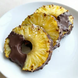 - 1 frische Ananas, geschält und in 1,5 cm dicke Ringe geschnitten - 1 Tasse dunkle Schokoladensplitter oder Schokolade zum Schmelzen - 1 Esslöffel Kokosöl (für eine geschmeidigere Schokolade) Die Hauptzutaten sind einfach und frisch. Eine saftige Ananas ist der Star. Ihre Süße und der frische Geschmack machen diesen Snack besonders. Die dunkle Schokolade bringt die Aromen zusammen. Ich bevorzuge dunkle Schokolade, weil sie weniger Zucker hat. Kokosöl sorgt dafür, dass die Schokolade schön schmilzt und glänzt. - Meersalz - Geraspelter Kokos - Gehackte Nüsse Die optionalen Zutaten sind eine tolle Ergänzung. Ein Hauch von Meersalz verstärkt den Geschmack. Geraspelter Kokos gibt einen tollen Crunch. Gehackte Nüsse bringen auch eine schöne Textur. Du kannst auch deine Lieblingstoppings wählen. So wird jeder Biss einzigartig. {{ingredient_image_2}} Zuerst musst du die Ananas schälen. Nimm ein scharfes Messer und schneide die Schale ab. Achte darauf, die Augen der Ananas zu entfernen. Danach schneide die Ananas in Ringe, die etwa 1,5 cm dick sind. Wenn du magst, kannst du das Kernstück mit einem kleinen Ausstecher entfernen. Das ist optional, aber es macht die Ringe schöner und leichter zu essen. Nimm eine mikrowellengeeignete Schüssel und lege die dunklen Schokoladensplitter hinein. Füge den Esslöffel Kokosöl hinzu. Das Kokosöl hilft der Schokolade, glatt und geschmeidig zu werden. Erhitze die Mischung in der Mikrowelle. Stelle die Mikrowelle auf 30 Sekunden ein. Rühre nach jeder Runde um, bis die Schokolade vollständig geschmolzen ist. Lege ein Backblech mit Backpapier aus. Tauche jede Ananasscheibe vollständig in die geschmolzene Schokolade. Achte darauf, dass sie gleichmäßig bedeckt ist. Lass die überschüssige Schokolade abtropfen, bevor du die Ringe auf das Backblech legst. Wenn du magst, streue etwas Meersalz oder geraspelten Kokos darüber. Das gibt einen tollen Geschmack. Stelle das Blech dann für etwa 30 Minuten in den Kühlschrank, bis die Schokolade fest ist. Um die beste Schokoladenschicht zu bekommen, wähle die richtige Schokolade. Ich empfehle dunkle Schokolade, weil sie gut mit der Süße der Ananas harmoniert. Schokolade mit einem hohen Kakaoanteil sorgt für einen tollen Geschmack. Die Konsistenz der Schokolade ist ebenfalls wichtig. Um die Schokolade geschmeidig zu machen, füge einen Esslöffel Kokosöl hinzu. Das Öl sorgt für ein glattes Ergebnis. Wenn du die Schokolade in der Mikrowelle schmelzen lässt, mache es in kurzen Intervallen. So verbrennst du die Schokolade nicht. Rühre zwischen den Intervallen gut um, bis die Mischung glatt ist. Die Wahl zwischen frischer Ananas und Dosenananas ist wichtig. Frische Ananas hat einen besseren Geschmack und eine festere Textur. Dosenananas kann jedoch praktisch sein. Achte darauf, sie gut abtropfen zu lassen. Die Lagerung der Ananas vor der Verwendung spielt auch eine Rolle. Wenn du frische Ananas kaufst, lagere sie kühl und trocken. Eine unreife Ananas kann einige Tage bei Raumtemperatur reifen. Nach dem Schneiden bewahre die Ananasscheiben in einem luftdichten Behälter im Kühlschrank auf. So bleiben sie frisch und saftig. Pro Tipps Frische Ananas wählen: Wählen Sie eine reife Ananas, die fest und schwer ist. Achten Sie darauf, dass die Schale gleichmäßig gefärbt ist und der Duft süßlich ist. Schokolade temperieren: Um ein glänzendes Finish zu erzielen, temperieren Sie die Schokolade, indem Sie sie langsam schmelzen und dann leicht abkühlen lassen, bevor Sie die Ananasscheiben eintauchen. Kokosöl für die Textur: Fügen Sie Kokosöl zur Schokolade hinzu, um eine glattere und geschmeidigere Schokoladenschicht zu erhalten, die besser an der Ananas haftet. Variationen ausprobieren: Experimentieren Sie mit verschiedenen Toppings wie gehackten Mandeln, Pistazien oder sogar geschmolzener weiße Schokolade für ein kreatives Dessert. {{image_4}} Eine der besten Möglichkeiten, schokoladenüberzogene Ananasringe zu variieren, ist die Auswahl der Beläge. Hier sind zwei meiner Favoriten: - Geraspelter Kokos: Dieser Belag bringt eine tropische Note. Der Kokosgeschmack harmoniert perfekt mit der süßen Ananas und der dunklen Schokolade. Einfach die Ananasringe nach dem Eintauchen in die geschmolzene Schokolade in Kokos wälzen. - Gehackte Nüsse: Nüsse sorgen für einen knusprigen Biss. Mandeln oder Walnüsse passen besonders gut. Hacken Sie die Nüsse grob und drücken Sie die Ananasringe sanft hinein, nachdem Sie sie in die Schokolade getaucht haben. Neben der dunklen Schokolade können Sie auch mit verschiedenen Schokoladensorten experimentieren. - Weiße Schokolade: Sie ist süßer und cremiger. Weiße Schokolade bringt einen tollen Kontrast zur frischen Ananas. Schmelzen Sie sie wie die dunkle Schokolade und tauchen Sie die Ringe ein. - Milchschokolade: Diese Sorte ist ebenfalls eine gute Wahl. Sie hat einen milden Geschmack und ist bei vielen beliebt. Der Geschmack der Milchschokolade ergänzt die Ananas hervorragend. Durch diese Variationen können Sie die Ananasringe ganz nach Ihrem Geschmack gestalten. Wenn Sie schokoladeneingehüllte Ananasringe zubereiten, ist die richtige Lagerung wichtig. - Kühlschranklagerung: Lagern Sie die Ananasringe in einem luftdichten Behälter im Kühlschrank. So bleiben sie frisch und lecker. Die Kälte hilft, die Schokolade fest zu halten. - Gefrieroptionen: Sie können die Ringe auch einfrieren. Legen Sie die Ringe auf ein Backblech und frieren Sie sie ein. Sobald sie gefroren sind, packen Sie sie in einen Gefrierbeutel. So bleiben sie bis zu zwei Monate haltbar. Die Haltbarkeit hängt von der Frische der Ananas ab. - Frische Ananas: Wenn Sie frische Ananas verwenden, bleiben die Ringe im Kühlschrank etwa 3 bis 5 Tage frisch. - Haltbarkeitsdauer: Gefrorene Ananasringe halten bis zu zwei Monate. Achten Sie darauf, sie gut zu verpacken, damit sie nicht an Geschmack verlieren. Durch die richtige Lagerung genießen Sie jederzeit diese köstlichen Ananasringe. Schokoladenüberzogene Ananasringe bleiben im Kühlschrank frisch. Sie halten etwa 3 bis 5 Tage. Lagern Sie sie in einem luftdichten Behälter. So bleibt die Schokolade knackig und die Ananas saftig. Wenn Sie die Ananasscheiben länger aufbewahren möchten, können Sie sie auch einfrieren. Legen Sie die Ringe auf ein Backblech und frieren Sie sie ein. Nach ein paar Stunden können Sie sie in einem Gefrierbeutel lagern. So halten sie bis zu 2 Monate. Ja, Sie können auch andere Früchte verwenden. Erdbeeren, Bananen oder Äpfel schmecken ebenfalls gut mit Schokolade. Diese Früchte haben einen ähnlichen Geschmack und eine gute Textur. Kombinieren Sie verschiedene Früchte für mehr Abwechslung. Zum Beispiel können Sie Ananas und Erdbeeren zusammen verwenden. So erhalten Sie eine bunte und leckere Mischung. Eine Portion enthält etwa 150 Kalorien. Die genaue Zahl hängt von der Schokolade und den Zutaten ab. Die Ananasscheiben sind reich an Vitamin C. Schokolade enthält Antioxidantien, die gut für das Herz sind. Diese Snacks sind eine gesunde Wahl für Süßigkeiten. Schokoladengehüllte Ananas sind einfach lecker und leicht zuzubereiten. Wir haben die besten Zutaten wie frische Ananas, dunkle Schokolade und Kokosöl genutzt. Die Anleitung zeigt dir, wie du die Ananas vorbereitest und die Schokolade schmelzt. Denke an unsere Tipps für die perfekte Schokoladenschicht und lagere die Ananas richtig. Du kannst auch Variationen mit anderen Schokoladensorten ausprobieren. Nutze die FAQs, um mehr über Haltbarkeit und Alternativen zu erfahren. Jetzt weißt du, wie du einen tollen Snack zauberst!