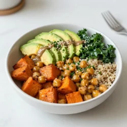 - 2 mittelgroße Süßkartoffeln, geschält und gewürfelt - 1 Dose (425 g) Kichererbsen, abgetropft und abgespült - 2 Tassen gekochte Quinoa Die Süßkartoffeln sind die Stars dieser Bowl. Sie bringen Süße und eine schöne Farbe. Kichererbsen fügen Protein und Ballaststoffe hinzu. Quinoa sorgt für eine nahrhafte Basis. Diese Zutaten machen die Bowl sättigend und gesund. - 2 Esslöffel Olivenöl - 1 Teelöffel Paprika - 1 Teelöffel Kreuzkümmel - Salz und Pfeffer nach Geschmack Olivenöl hilft, die Süßkartoffeln und Kichererbsen zu rösten. Paprika gibt einen rauchigen Geschmack. Kreuzkümmel fügt ein warmes Aroma hinzu. Salz und Pfeffer betonen die Aromen und machen alles lecker. - 60 ml Tahini - 2 Esslöffel Zitronensaft - 1 Esslöffel Ahornsirup - 1-2 Esslöffel Wasser (um die Tahini-Sauce dünner zu machen) Die Tahini-Sauce ist cremig und nussig. Zitronensaft bringt Frische und Säure. Ahornsirup fügt eine süße Note hinzu. Mit Wasser passt du die Konsistenz an. Diese Sauce macht die Bowl besonders köstlich. {{ingredient_image_2}} Heize deinen Ofen auf 220°C vor. Dies sorgt dafür, dass die Süßkartoffeln und Kichererbsen schön rösten. Schäle die Süßkartoffeln und schneide sie in kleine Würfel. Öffne die Dose Kichererbsen, spüle sie ab und lasse sie abtropfen. In einer großen Schüssel vermenge die gewürfelten Süßkartoffeln und Kichererbsen mit Olivenöl, Paprika, Kreuzkümmel, Salz und Pfeffer. Rühre gut um, bis alles gleichmäßig bedeckt ist. Verteile die gewürzten Süßkartoffeln und Kichererbsen auf einem Backblech. Achte darauf, dass sie in einer einzelnen Schicht liegen. Röste die Mischung im Ofen für etwa 25 bis 30 Minuten. Die Süßkartoffeln sollten zart und leicht karamellisiert sein. Rühre die Mischung zur Hälfte der Garzeit um. So werden sie gleichmäßig gar. In einer kleinen Schüssel kombiniere die Tahini, den Zitronensaft, den Ahornsirup und etwas Wasser. Rühre alles gut zusammen, bis eine glatte Konsistenz entsteht. Du kannst die Menge Wasser anpassen, um die Sauce dünner oder dicker zu machen. Diese Sauce verleiht deiner Buddha Bowl einen tollen Geschmack. Die richtige Röstzeit und -temperatur sind entscheidend. Ich empfehle, deinen Ofen auf 220°C vorzuheizen. Die Süßkartoffeln und Kichererbsen sollten 25 bis 30 Minuten rösten. So werden sie zart und süß. Vergiss nicht, die Mischung in der Mitte der Röstzeit umzurühren. So röstet alles gleichmäßig. Um die Textur und den Geschmack zu verbessern, schneide die Süßkartoffeln gleichmäßig. Kleine Stücke rösten schneller und gleichmäßiger. Die Kichererbsen sollten gut abgetropft und gespült werden. So entfernen wir die Flüssigkeit der Dose. Das sorgt für eine bessere Röstung, und sie werden knusprig. Die Tahini-Sauce ist ein echtes Highlight. Sie ist einfach zu machen und sehr wandlungsfähig. Kombiniere Tahini mit Zitronensaft und Ahornsirup. Füge je nach Geschmack 1-2 Esslöffel Wasser hinzu, um die Konsistenz anzupassen. Für mehr Geschmack kannst du Knoblauch oder Kreuzkümmel hinzufügen. Experimentiere mit verschiedenen Zutaten, um deine perfekte Sauce zu finden. Pro Tipps Die Süßkartoffeln richtig rösten: Achte darauf, dass die Würfel gleich groß sind, damit sie gleichmäßig garen und karamellisieren. Kichererbsen für mehr Crunch: Lasse die Kichererbsen nach dem Abspülen gut abtropfen und tupfe sie trocken, bevor du sie röstest. Variiere die Sauce: Experimentiere mit verschiedenen Zutaten in der Tahini-Sauce, wie Knoblauch oder Kreuzkümmel, um extra Geschmack hinzuzufügen. Frische Kräuter hinzufügen: Verwende frische Kräuter wie Koriander oder Petersilie als Garnitur, um deinem Gericht Farbe und zusätzlichen Geschmack zu verleihen. {{image_4}} Du kannst die Süßkartoffel-Kichererbsen-Buddha-Bowl nach deinem Geschmack anpassen. Grünkohl, Spinat oder Brokkoli sind tolle Ergänzungen. Diese Gemüse sind nährstoffreich und geben deinem Gericht mehr Farbe. Ich mag es, den Grünkohl leicht zu massieren, bevor ich ihn hinzufüge. So wird er zarter und schmackhafter. Spinat kann frisch oder leicht angebraten werden. Brokkoli bringt eine knackige Textur und einen tollen Geschmack. Möchtest du mehr Protein? Füge einfach zusätzliche Kichererbsen oder Bohnen hinzu. Kichererbsen sind bereits in der Bowl, aber mehr schadet nie. Sie sind eine großartige Proteinquelle. Du kannst auch schwarze Bohnen oder weiße Bohnen verwenden. Diese Optionen machen die Bowl sättigender und nahrhafter. Ich empfehle, die Bohnen vor dem Hinzufügen gut abzuspülen. So vermeidest du zusätzliche Stärke und bekommst einen besseren Geschmack. Nüsse und Samen sind perfekte Toppings für deine Buddha-Bowl. Mandeln, Walnüsse oder Sonnenblumenkerne geben einen schönen Crunch. Ich liebe es, die Nüsse leicht zu rösten. Das bringt ihren Geschmack hervor. Streue sie einfach über die fertige Bowl. Das sorgt für eine zusätzliche nahrhafte Schicht und macht das Gericht noch leckerer. Du kannst auch Sesamsamen verwenden, um die Tahini-Sauce zu ergänzen. Um die Süßkartoffel-Kichererbsen-Buddha-Bowl frisch zu halten, lagere sie im Kühlschrank. Verwende einen luftdichten Behälter. So bleiben die Aromen und die Textur länger erhalten. Stelle sicher, dass die Bowl vollständig abgekühlt ist, bevor du sie in den Kühlschrank stellst. Um die Bowl wieder zu erwärmen, benutze eine Mikrowelle oder einen Ofen. In der Mikrowelle erhitzt du die Portion für etwa 1-2 Minuten. Rühre zwischendurch um, damit die Hitze gleichmäßig verteilt wird. Im Ofen kannst du die Bowl bei 180 °C für etwa 10 Minuten erwärmen. So bleibt der frische Geschmack erhalten. Füge eventuell einen Spritzer Wasser hinzu, um die Bowl feucht zu halten. Die Reste der Süßkartoffel-Kichererbsen-Buddha-Bowl sind im Kühlschrank bis zu 3 Tage haltbar. Achte darauf, die Bowl gut abzudecken. Wenn du die Bowl länger aufbewahren möchtest, friere sie ein. Im Gefrierfach bleibt sie bis zu einem Monat frisch. Ja, die Süßkartoffel-Kichererbsen-Buddha-Bowl ist vegan. Sie enthält keine tierischen Produkte. Die Hauptzutaten sind Süßkartoffeln, Kichererbsen, Quinoa und Gemüse. All diese Zutaten sind pflanzlich. Wir verwenden Olivenöl und Tahini, die ebenfalls vegan sind. Diese Bowl ist eine tolle Wahl für alle, die pflanzlich essen möchten. Ja, du kannst Quinoa durch andere Optionen ersetzen. Reis ist eine gute Wahl. Du kannst auch Hirse oder Buchweizen verwenden. Diese Alternativen bieten ähnliche Nährstoffe. Achte darauf, die Kochzeit anzupassen. Jedes Getreide hat seine eigene Zubereitungszeit. Probiere es einfach aus und finde, was dir am besten schmeckt. Zu dieser Buddha-Bowl passen viele leckere Dips und Saucen. Die Tahini-Sauce ist schon eine tolle Wahl. Du kannst auch Joghurt oder eine Avocado-Limetten-Sauce ausprobieren. Eine scharfe Chilisauce gibt einen tollen Kick. Serviere die Bowl mit frischen Kräutern oder Nüssen für den extra Geschmack. Lass deiner Kreativität freien Lauf! Diese Buddha-Bowl mit Süßkartoffeln, Kichererbsen und Quinoa ist einfach und lecker. Du hast gelernt, wie du sie röstest und eine tolle Tahini-Sauce machst. Ich hoffe, die Tipps helfen dir, die besten Aromen zu erzielen. Variiere die Zutaten und finde deinen eigenen Lieblingsgeschmack. Denke auch an die Lagerung für Reste. Halte sie frisch und genieße sie später. Mit diesen einfachen Schritten wirst du deinen Freunden und Familie ganz sicher imponieren.
