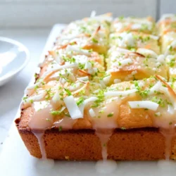 Für diesen köstlichen Kokos-Limetten-Blechkuchen brauchst du: - 2 Tassen Weizenmehl - 1 ½ Tassen Kristallzucker - 1 Tasse ungesüßte, geraspelte Kokosnuss - ½ Tasse ungesalzene Butter, weich - 1 Tasse Buttermilch - 3 große Eier Diese Zutaten bilden die Basis für den Kuchen. Das Weizenmehl gibt Struktur, während der Zucker für die Süße sorgt. Die Kokosnuss bringt einen tropischen Geschmack. Die Butter macht den Kuchen schön saftig, und die Buttermilch sorgt für eine zarte Textur. Die Eier helfen, alles gut zu binden. Für die leckere Glasur benötigst du: - 1 Tasse Puderzucker - 3 Esslöffel frischer Limettensaft - 1 Esslöffel geriebene Limettenschale - 2 Esslöffel ungesüßte, geraspelte Kokosnuss (zur Garnitur) Die Glasur bringt einen frischen, spritzigen Geschmack. Der Puderzucker sorgt für die Süße, während der Limettensaft und die Limettenschale eine saftige Note hinzufügen. Die geraspelte Kokosnuss oben drauf macht das Ganze besonders schön und lecker. {{ingredient_image_2}} Heize deinen Ofen auf 175°C vor. Fette ein 13x9 Zoll großes Backblech ein und bestäube es mit Mehl. Alternativ kannst du auch Backpapier verwenden. Das hilft, den Kuchen später leicht herauszunehmen. Nimm eine mittelgroße Schüssel. Gib 2 Tassen Weizenmehl, 2 Teelöffel Backpulver, 1 Teelöffel Natron, ½ Teelöffel Salz und 1 Tasse ungesüßte, geraspelte Kokosnuss hinein. Mische alles gut mit einem Schneebesen. Stelle die Mischung beiseite für später. In einer großen Schüssel nimm ½ Tasse weiche Butter und 1 ½ Tassen Kristallzucker. Schlage die Mischung mit einem Handmixer, bis sie leicht und fluffig ist. Das dauert etwa 3 bis 4 Minuten. Diese Basis ist wichtig für den Geschmack. Jetzt füge 3 große Eier nacheinander hinzu. Schlage gut durch nach jeder Zugabe. Dann rühre 1 Teelöffel Vanilleextrakt und 1 Esslöffel frisch geriebene Limettenschale unter. Diese Aromen bringen Frische in den Kuchen. In einer separaten Schüssel vermenge 1 Tasse Buttermilch mit ½ Tasse frischem Limettensaft. Gib die trockenen Zutaten nach und nach zur Butter-Ei-Mischung. Mische abwechselnd mit der Buttermilch. Beginne und endete mit der trockenen Mischung. Rühre nur so lange, bis alles gut vermischt ist. Gieße den Teig gleichmäßig in das vorbereitete Backblech. Glätte die Oberfläche mit einem Spatel. Backe den Kuchen 25 bis 30 Minuten lang. Ein Zahnstocher sollte sauber herauskommen, wenn du ihn in die Mitte steckst. Lass den Kuchen etwa 10 Minuten in der Form abkühlen. In einer kleinen Schüssel mische 1 Tasse Puderzucker, 3 Esslöffel frischen Limettensaft und 1 Esslöffel geriebene Limettenschale. Verrühre alles, bis die Mischung glatt ist. Du kannst die Konsistenz anpassen, indem du mehr Limettensaft oder Puderzucker hinzufügst. Die Glasur sollte gießfähig sein. Sobald der Kuchen vollständig abgekühlt ist, träufle die Limetten-Glasur über die Oberseite. Lass die Glasur an den Seiten herunterlaufen. Streue 2 Esslöffel geraspelte Kokosnuss gleichmäßig darüber. Dies gibt dem Kuchen einen schönen, tropischen Look. Um den besten Blechkuchen zu backen, achte auf die Temperatur. Heize den Ofen auf 175°C vor. Nutze ein gutes Backblech. Fette es gut ein oder lege es mit Backpapier aus. Das hilft beim einfachen Herausnehmen des Kuchens. Backe den Kuchen 25 bis 30 Minuten. Überprüfe mit einem Zahnstocher, ob er durch ist. Wenn der Zahnstocher sauber herauskommt, ist der Kuchen fertig. Du kannst die Kokosnuss durch andere Zutaten ersetzen. Probiere Mandeln oder Walnüsse für einen anderen Geschmack. Wenn du mehr Frische willst, füge etwas Limette oder Zitrone hinzu. Für eine schokoladige Note kannst du Schokoladenstückchen einrühren. Die Buttermilch kann auch durch Joghurt ersetzt werden, wenn du das magst. Ein häufiger Fehler ist das Übermixen des Teigs. Mische die Zutaten nur so lange, bis alles gut verbunden ist. Zu langes Mischen macht den Kuchen dicht. Achte darauf, dass alle Zutaten Raumtemperatur haben. Das hilft, dass der Kuchen gleichmäßig backt. Wenn du den Kuchen zu früh aus dem Ofen nimmst, wird er nicht richtig durch. Warte, bis er gut abgekühlt ist, bevor du die Glasur hinzufügst. Pro Tipps Backpulver Frische Prüfen: Stelle sicher, dass dein Backpulver frisch ist, indem du einen Teelöffel in warmes Wasser gibst. Wenn es sprudelt, ist es noch aktiv und bereit für den Einsatz. Kokosnuss Röstung: Um den Geschmack der Kokosnuss zu intensivieren, kannst du die geraspelte Kokosnuss leicht rösten, bevor du sie in den Teig gibst. Achte darauf, sie nicht zu verbrennen! Limettenzesten Vorbereitung: Verwende einen Zestenreißer, um die Limettenschale einfach und gleichmäßig abzureißen, und achte darauf, nur die grüne Schale zu verwenden, da das Weiße bitter ist. Glasur Konsistenz Anpassen: Wenn die Glasur zu dick ist, füge einen Teelöffel Limettensaft hinzu, um sie flüssiger zu machen. Ist sie zu dünn, dann mehr Puderzucker hinzufügen, bis die gewünschte Konsistenz erreicht ist. {{image_4}} Wenn du keine Kokosnuss magst, probiere andere Zutaten. Ersetze die Kokosnuss durch geriebene Mandeln oder Haselnüsse. Du kannst auch frische Früchte wie Ananas oder Mango verwenden. Diese Alternativen bringen frische Aromen in den Kuchen. Achte darauf, die Menge gleich zu halten, um die Konsistenz nicht zu verändern. Für eine glutenfreie Option nutze eine glutenfreie Mehlmischung. Achte darauf, dass sie für Kuchen geeignet ist. Stelle sicher, dass alle anderen Zutaten glutenfrei sind. So kannst du den gleichen leckeren Geschmack genießen. Die Textur kann leicht anders sein, aber der Geschmack bleibt toll. Möchtest du kleine Portionen? Mache Cupcakes aus dem Rezept! Fülle die Muffinförmchen zur Hälfte mit Teig. Backe sie etwa 18-20 Minuten. Lass sie dann abkühlen und glasiere sie wie den großen Kuchen. Diese Miniatur-Version ist perfekt für Feiern oder einfach als kleine Leckerei. Um deinen Kuchen frisch zu halten, lagere ihn in einem luftdichten Behälter. Dies schützt ihn vor Trockenheit. Du kannst auch Frischhaltefolie verwenden. Stelle sicher, dass der Kuchen vollständig abgekühlt ist, bevor du ihn verpackst. So vermeidest du, dass er matschig wird. Der ideale Lagerort ist ein kühler, dunkler Platz. Vermeide direkte Sonneneinstrahlung oder Hitzequellen. So bleibt der Geschmack frisch und die Textur gut. Der Kuchen bleibt bei richtiger Lagerung etwa 3-4 Tage frisch. Wenn du ihn länger aufbewahren möchtest, kannst du ihn einfrieren. Schneide den Kuchen in Stücke, bevor du ihn in Frischhaltefolie wickelst. Lege die Stücke dann in einen Gefrierbeutel oder einen luftdichten Behälter. Im Gefrierfach hält der Kuchen bis zu 3 Monate. Zum Auftauen lege die Stücke einfach in den Kühlschrank über Nacht. So bleibt der Geschmack erhalten und der Kuchen bleibt saftig. Die Zubereitung dauert insgesamt etwa 1 Stunde. Die Vorbereitungszeit beträgt rund 20 Minuten. Das Backen des Kuchens braucht 25 bis 30 Minuten. Danach lässt du den Kuchen etwa 10 Minuten in der Form abkühlen, bevor du ihn auf ein Kuchengitter legst. Ja, du kannst andere Früchte hinzufügen. Mango oder Ananas passen gut zur Kokos- und Limettenbasis. Beeren wie Himbeeren oder Erdbeeren bringen frische Aromen. Einfach die Früchte klein schneiden und vorsichtig in den Teig heben. Ja, der Kuchen schmeckt auch ohne Glasur sehr gut. Die Kombination aus Kokos und Limette bietet schon viel Geschmack. Du kannst ihn einfach mit Puderzucker bestäuben oder pur genießen. Zu diesem Kuchen passen viele Getränke. Ein frischer Limettensaft oder Zitronenlimonade ergänzt die Aromen. Auch ein leichtes Weißbier oder ein spritziger Rosé-Wein sind gute Begleiter. Für Kinder ist ein Kokoswasser eine tolle Wahl. Dieser Kuchen vereint einfache Zutaten und klare Schritte. Du hast gelernt, wie du den Teig zubereitest und die köstliche Glasur kreierst. Achte auf Tipps, um das Backen zu perfektionieren und häufige Fehler zu vermeiden. Variationen geben dir die Freiheit, das Rezept anzupassen. Mit den Lagerungshinweisen bleibt dein Kuchen frisch und lecker. Teste die verschiedenen Möglichkeiten und finde deinen persönlichen Favoriten! So wird jeder Biss zu einem Genuss.